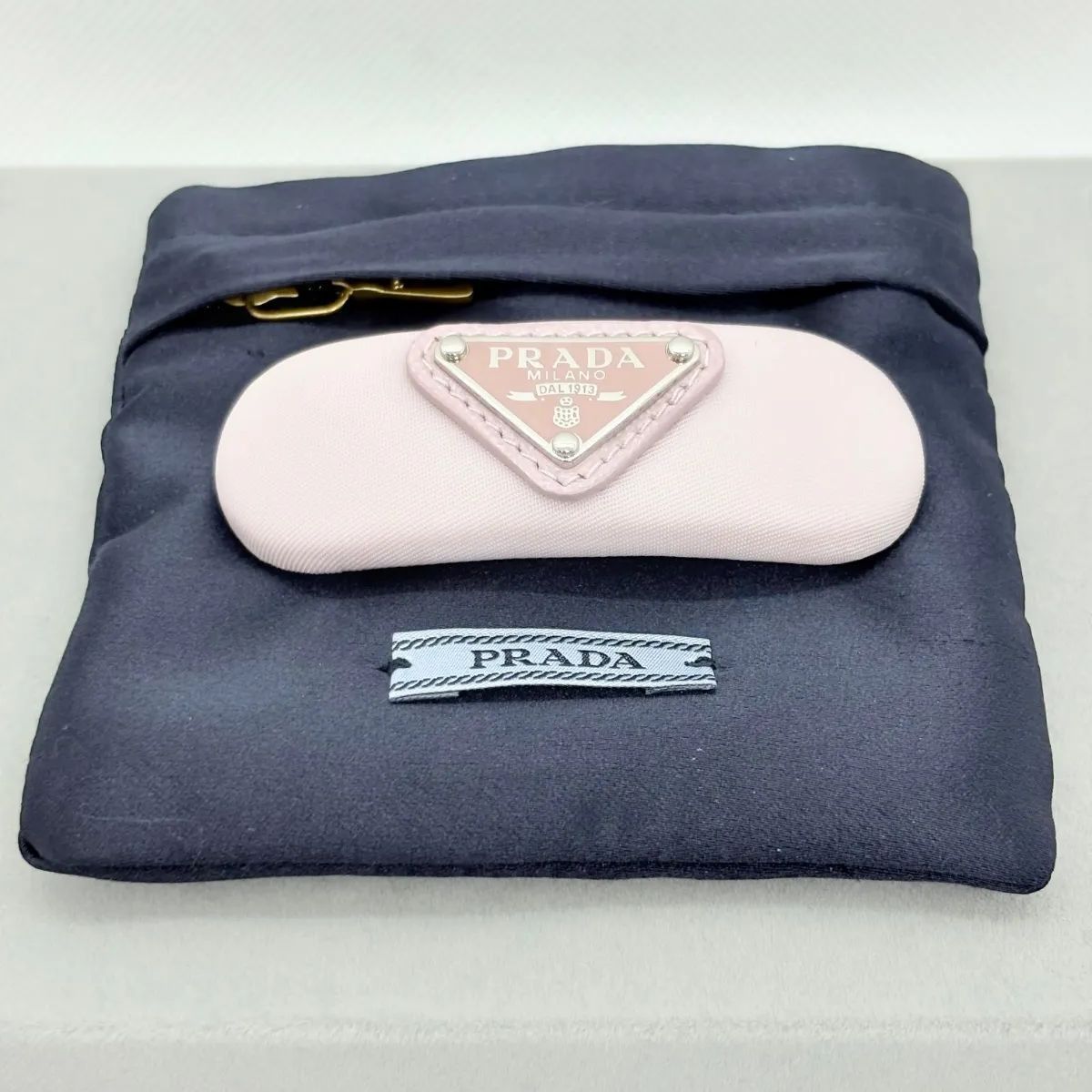 美品】PRADA(プラダ) バレッタ 三角ロゴプレート【ポーチ付】 - メルカリ