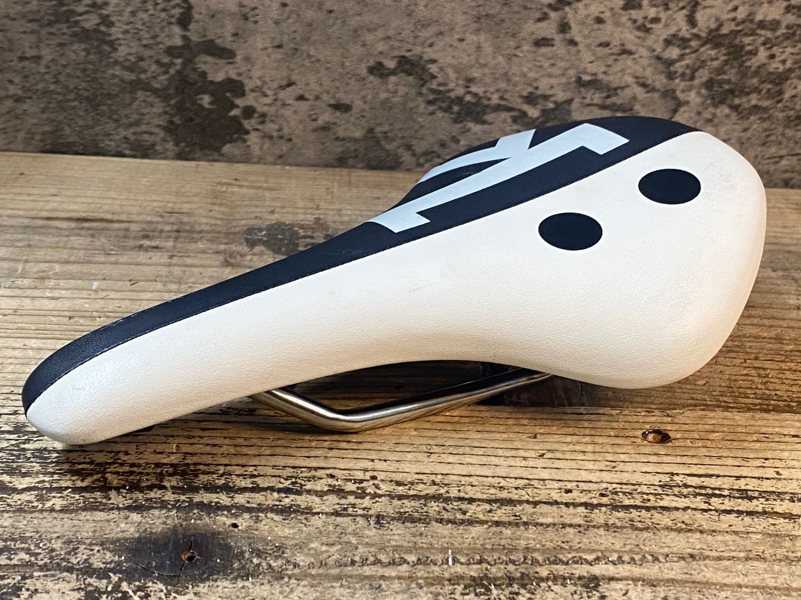 一輪車 小型 白と黒サドル 自転車 JP107 フィジーク fizik アレス ARES サドル 白 黒 kiumレール