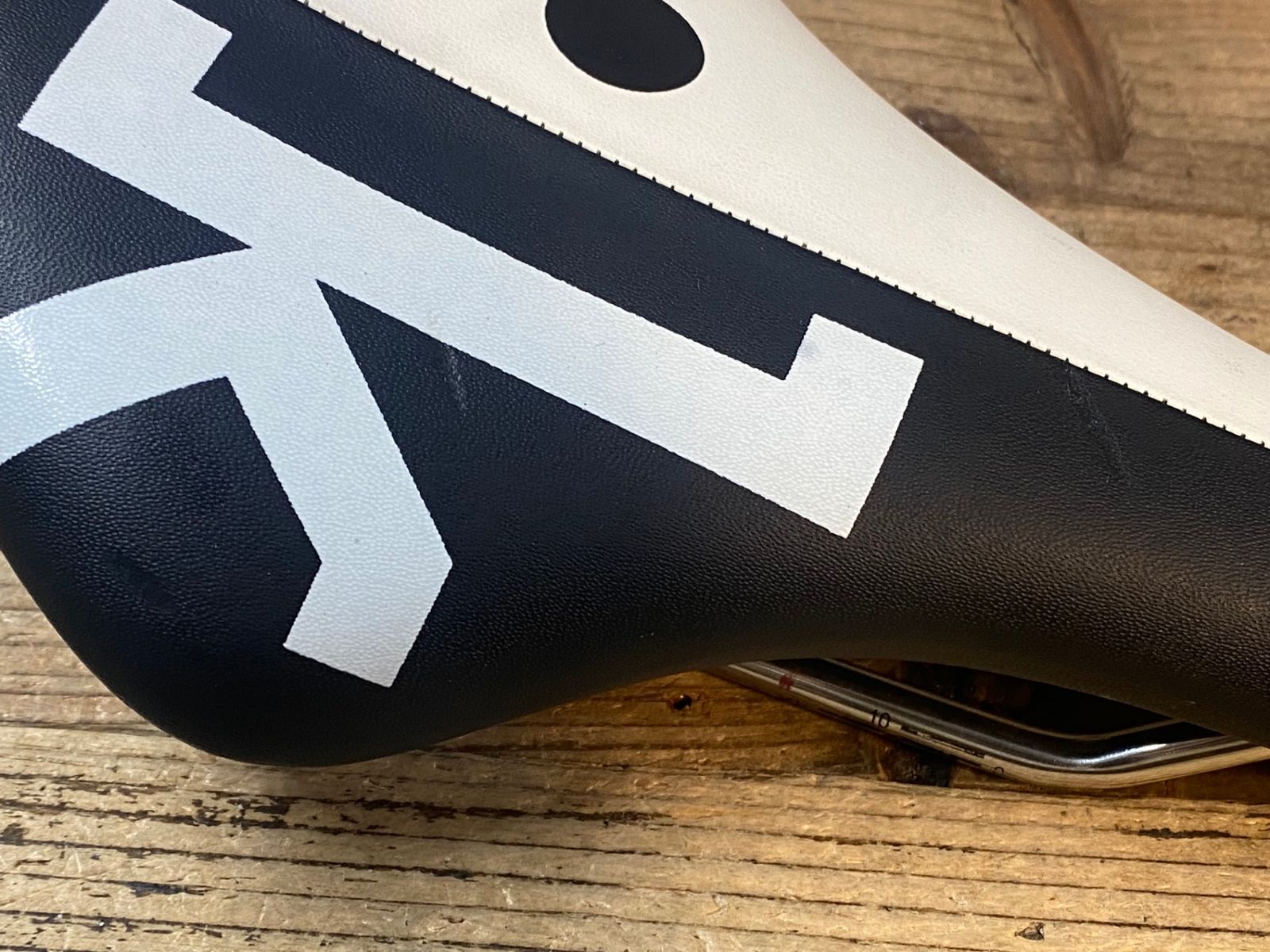 自転車 JP107 フィジーク fizik アレス ARES サドル 白 黒 kiumレール