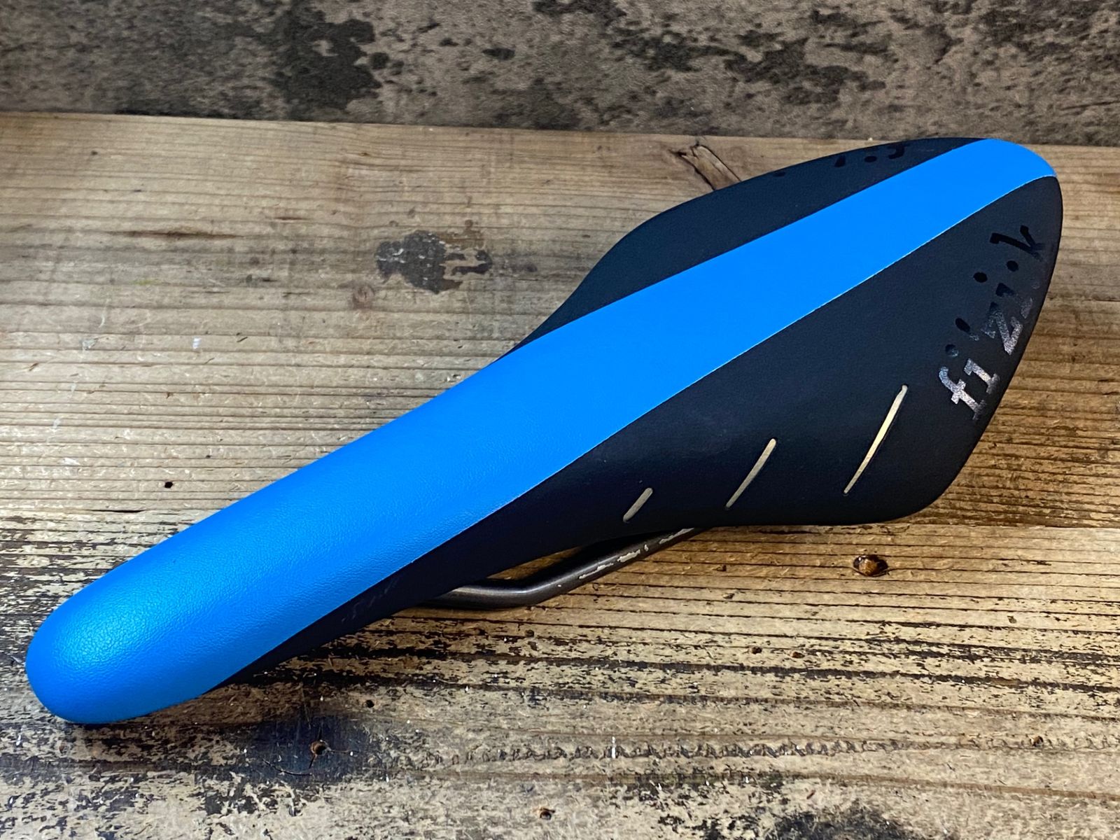 JP087 フィジーク fizik アリオネ ARIONE R7 サドル 黒 青 MANGANESE