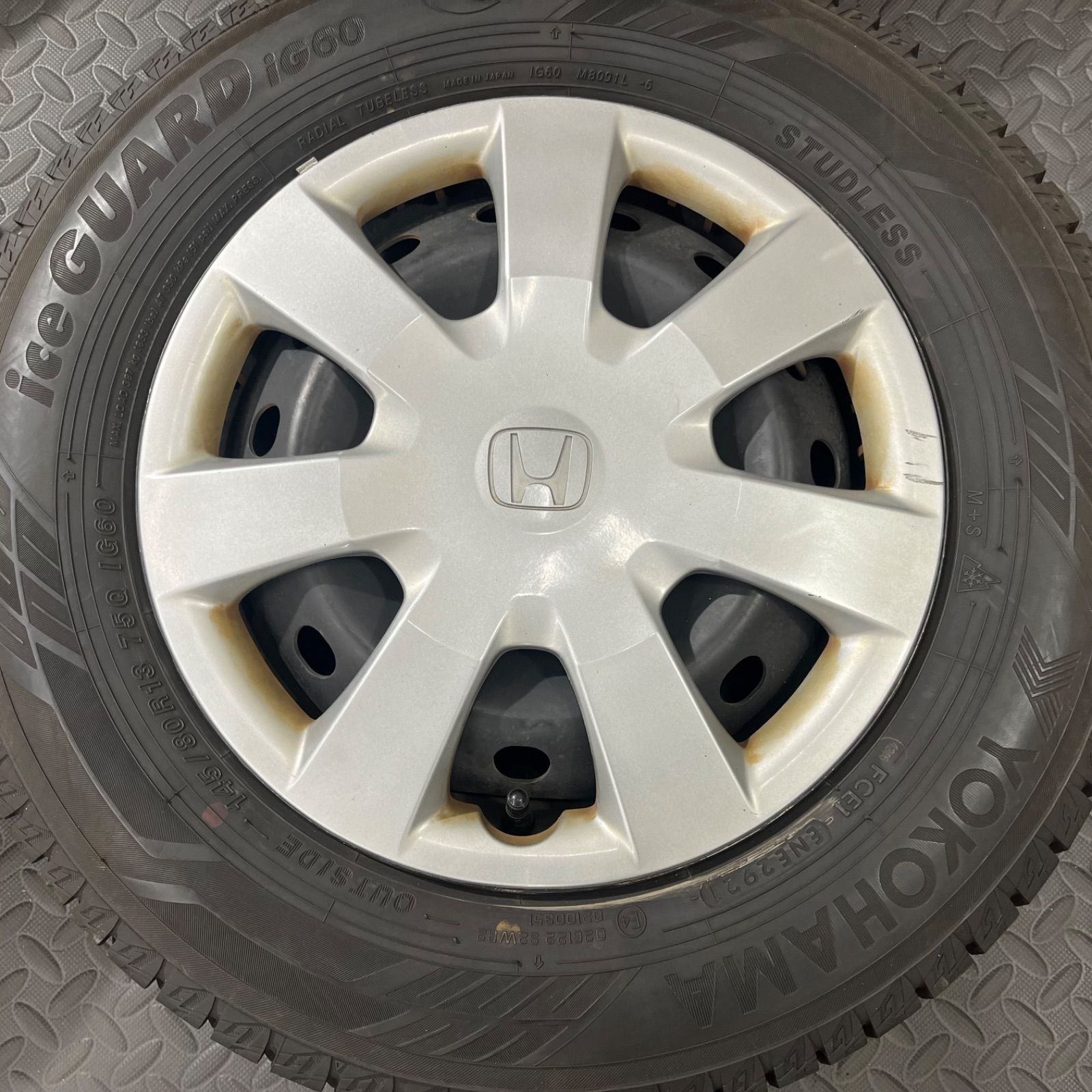 145/80R13 スタッドレスタイヤ 21年製　ヨコハマアイスガード バリ山　ダイハツ純正　ナット付き 145&frasl;80R13 ヨコハマ iG60 145／80r13の通販 nヨコハマ nタイヤ