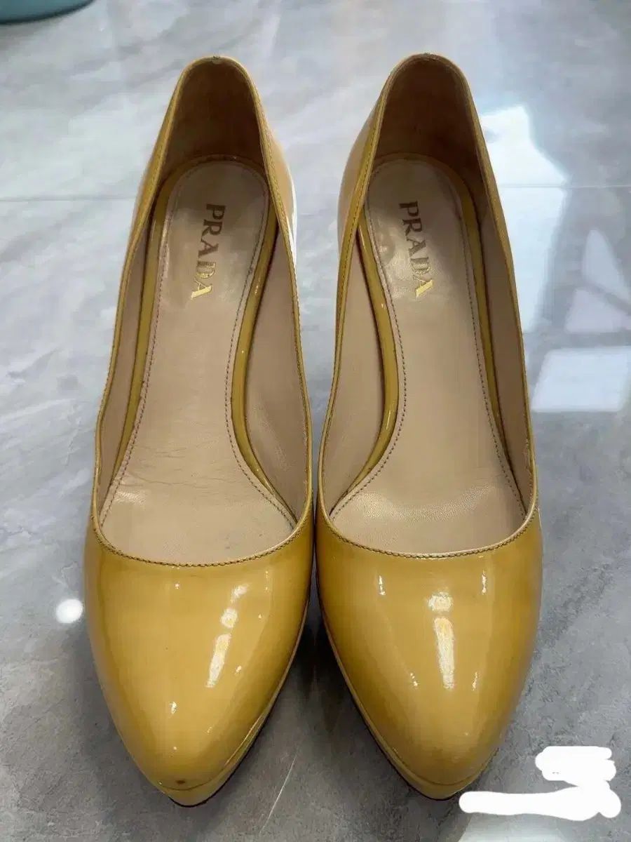 PRADA イエロー エナメル パンプス 36.5 正規品 - メルカリ