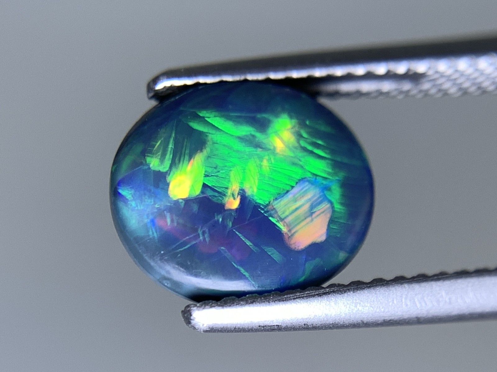 ブラックオパール 天然 2.090ct 中央宝石ソーティング付き 10.0㎜×8.6