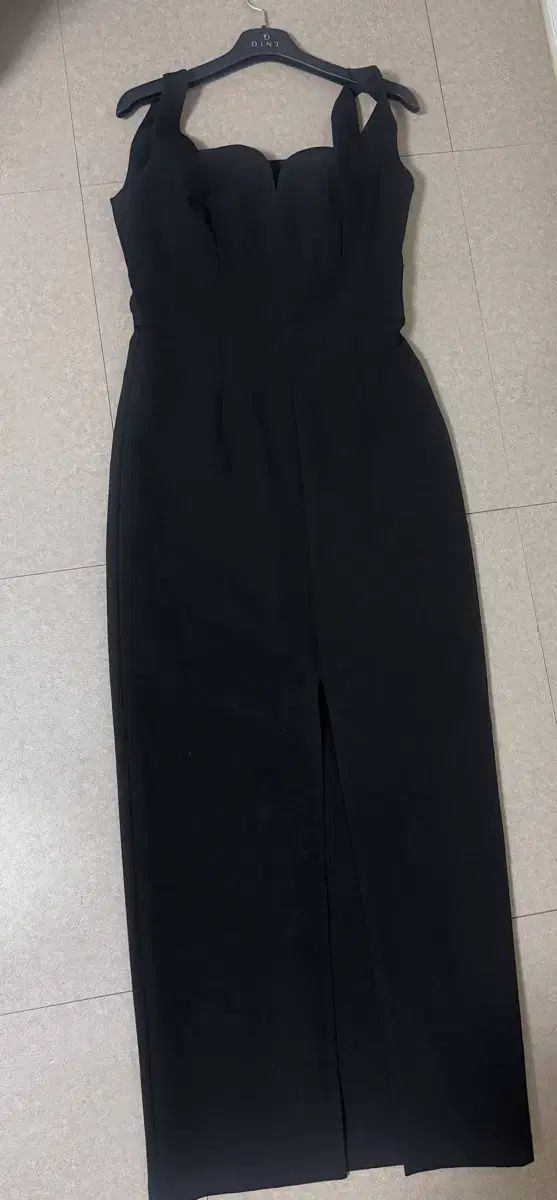 ディント ブラック ハートシェイプド ネック スリット ONE PIECE