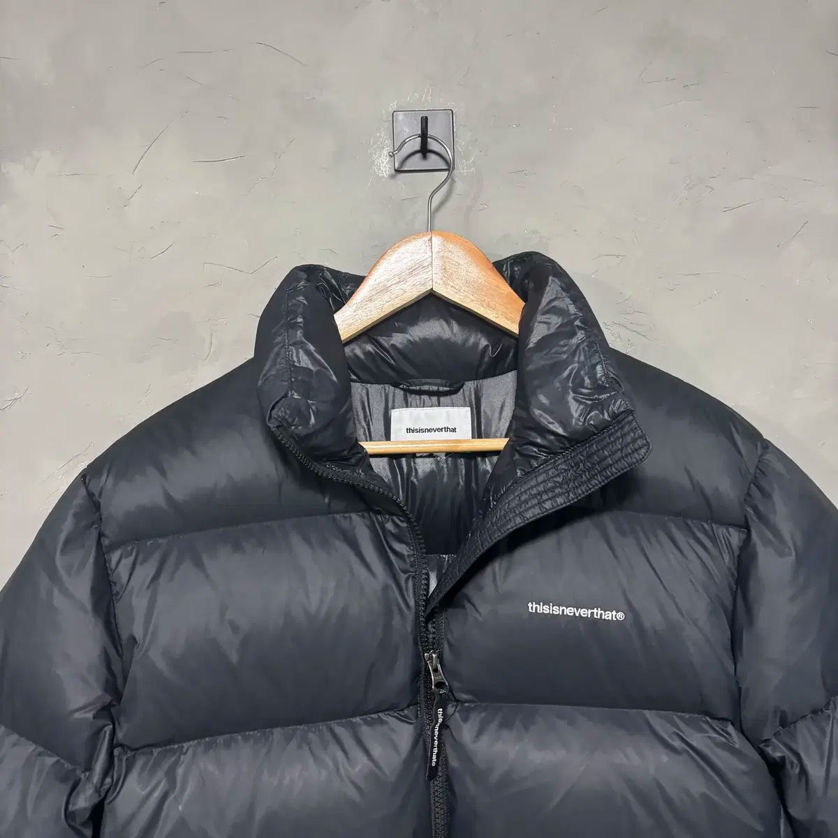 thisisneverthat ブラック　ダウンジャケット Mサイズ thisisneverthat ダウン ダウンジャケット ネバザ ブラック - メルカリ