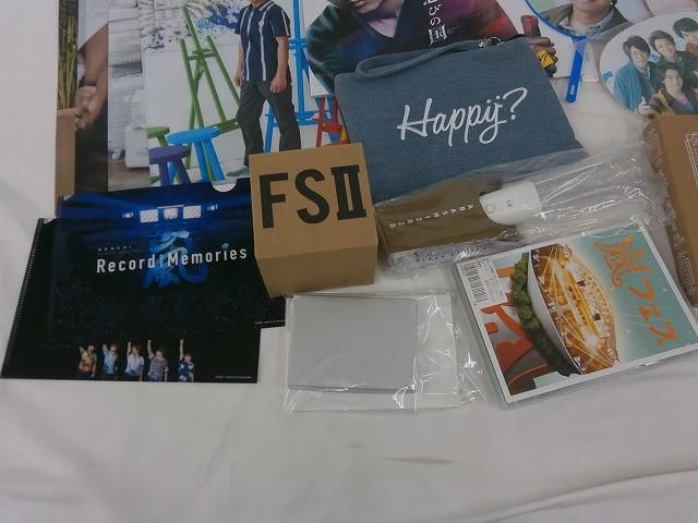 嵐 グッズまとめ売り うちわ 会報1~96 DVD 大野智 ペンライト 中古品 嵐 大野智 嵐フェス 他 ペンライト うちわ パンフレット DVD 等