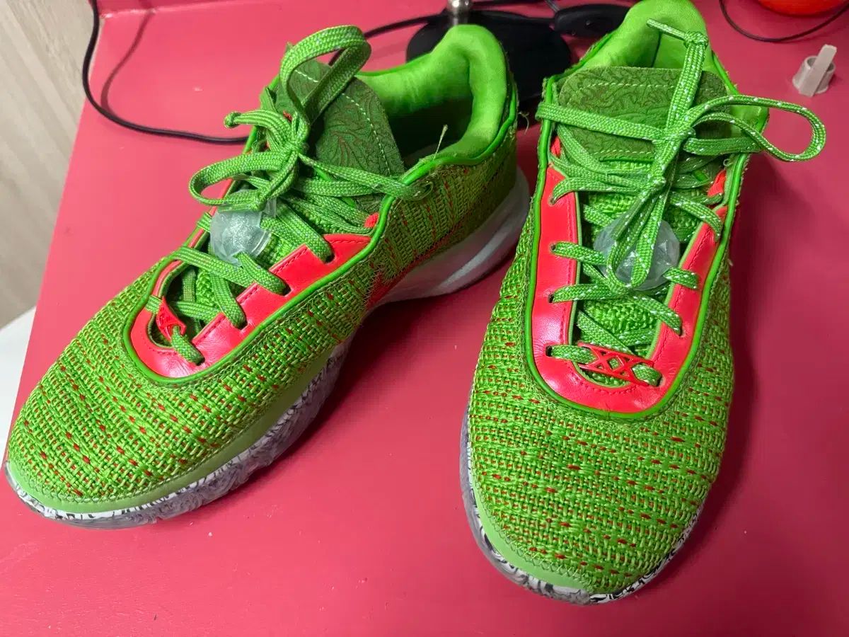 ナイキ レブロン 20 クリスマスエディション 280mm - メルカリ