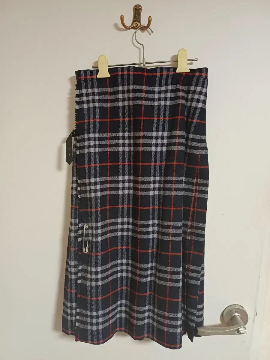 BURBERRY　チェック柄ラップスカート 膝丈 ウール100％三陽商会正規品 BURBERRYチェック柄ラップスカート 膝丈 ウール100％三陽商会正規品