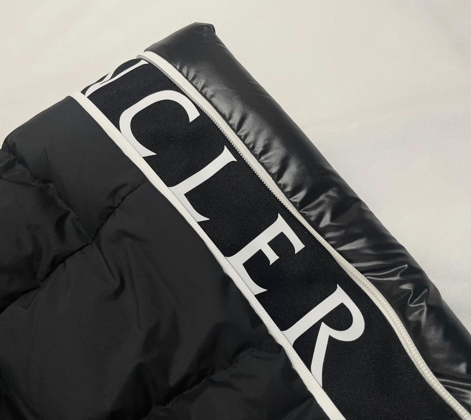 MONCLER/XXL(5) /ブラック /ダウンジャケット / CAREDERE /型番