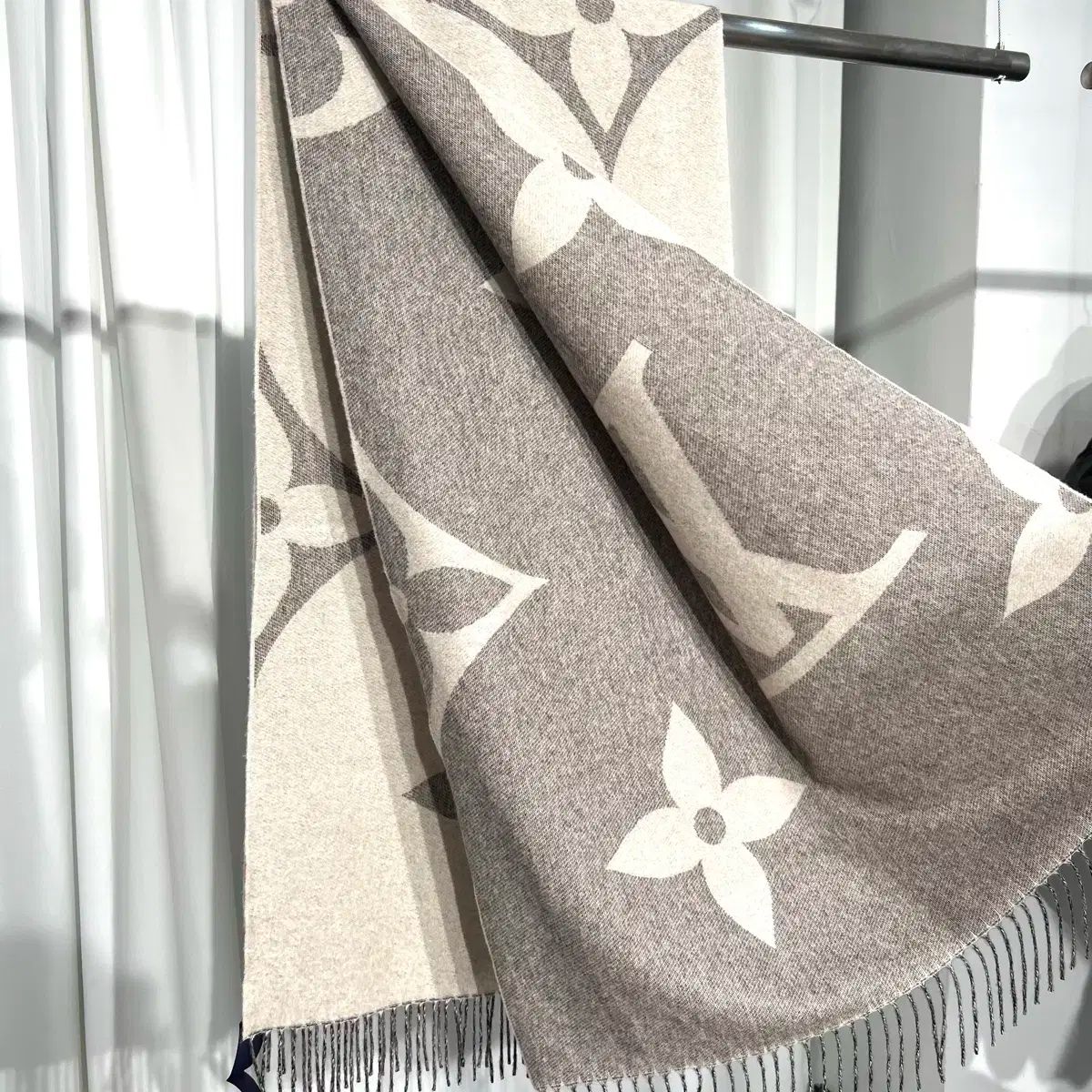 新品同様✨ルイ・ヴィトン マフラー モノグラム ジャイアント カシミア 現行品 マフラー・モノグラム ジャイアント S00｜ルイ・ヴィトン 公式サイト