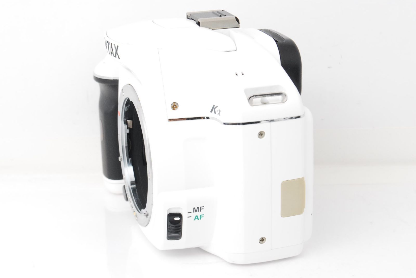 ☆かわいいホワイトカラー！ショット数1977回☆ペンタックス K-x