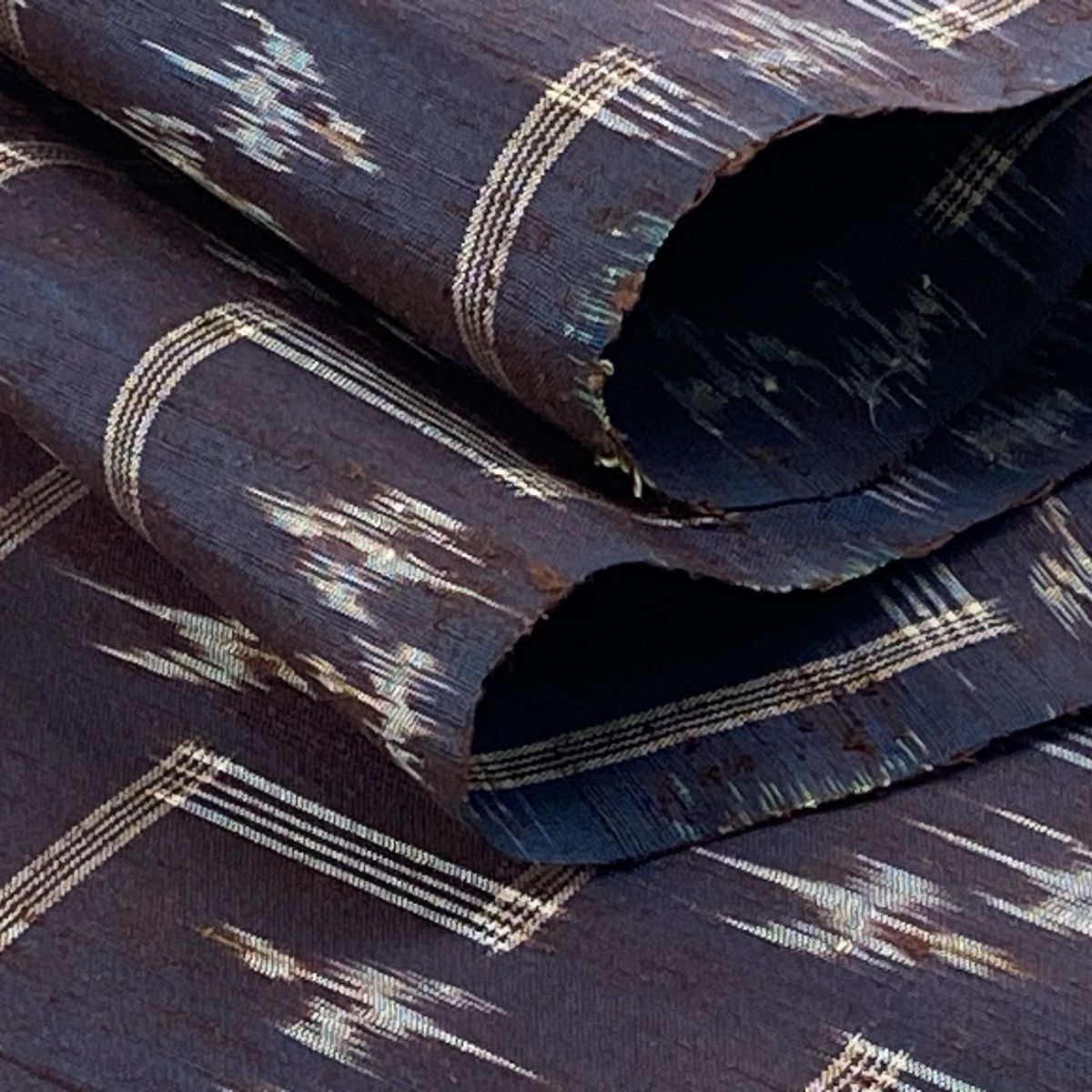 着物反物　紬　紺色 燕　正絹 新品 反物 逸品 紬 燕 幾何学模様 紺色 正絹 【中古】 - メルカリ