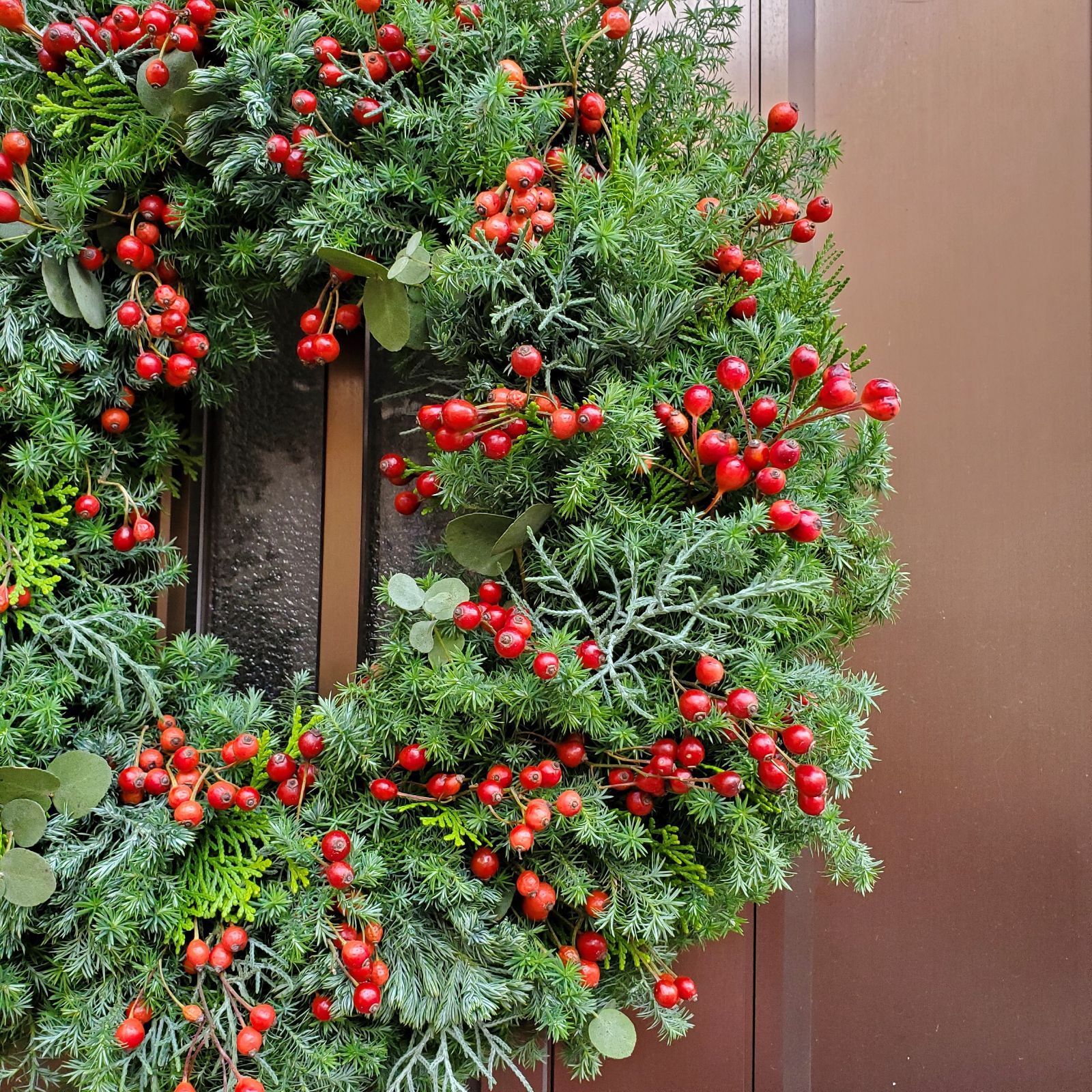 野バラの実をふんだんに使った5種類コニファーのナチュラルリース