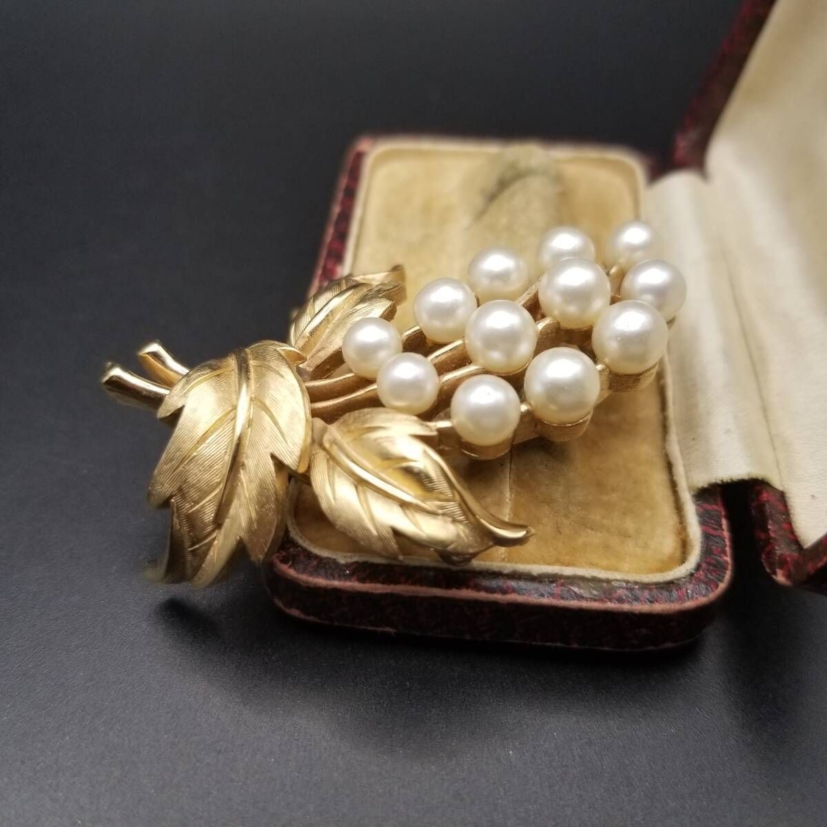 TRIFARI 1950年代 ゴールドトーン パール ブローチ ヴィンテージ TRIFARI By ALPHRED PHILIPPE 1950 年代 ゴールドトーン