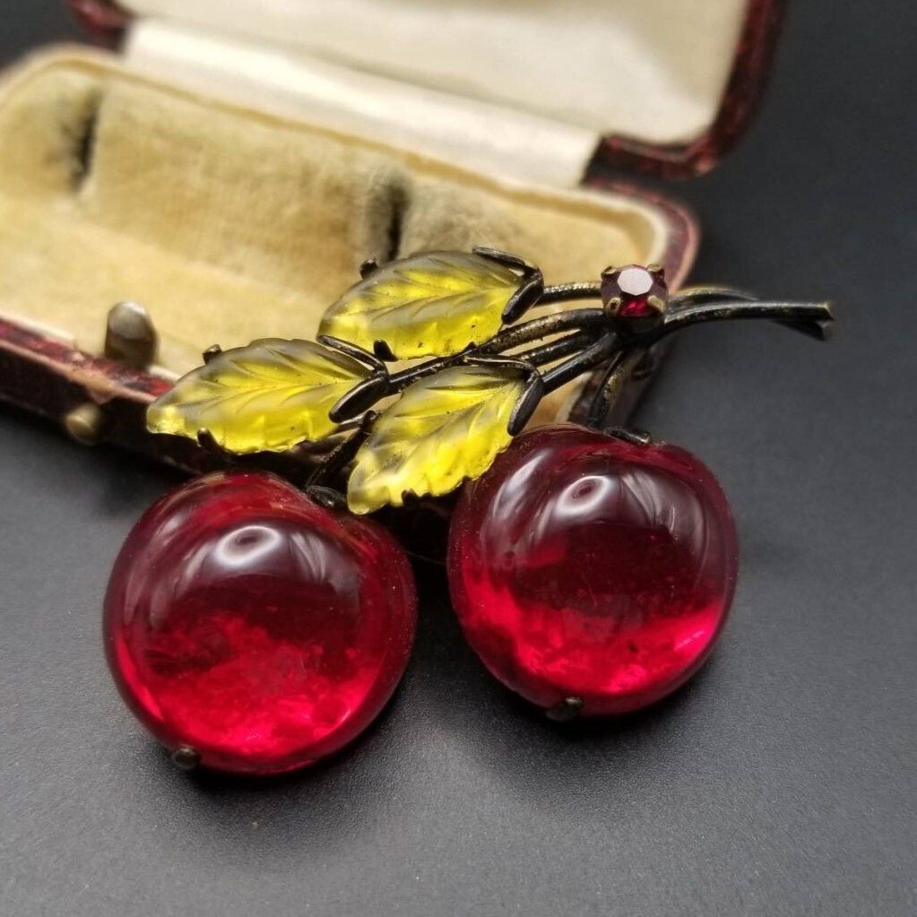 マ*ニ様 アンティーク　深い赤のガラスのブローチ　　ヴィンテージ マ*ニ様 アンティーク 深い赤のガラスのブローチ ヴィンテージ マ*ニ様