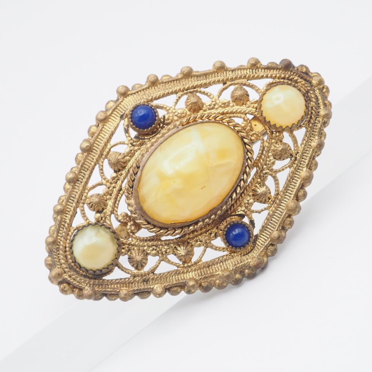 H985 ブローチ カラーストーン風 透かし彫り ゴールド デザイン