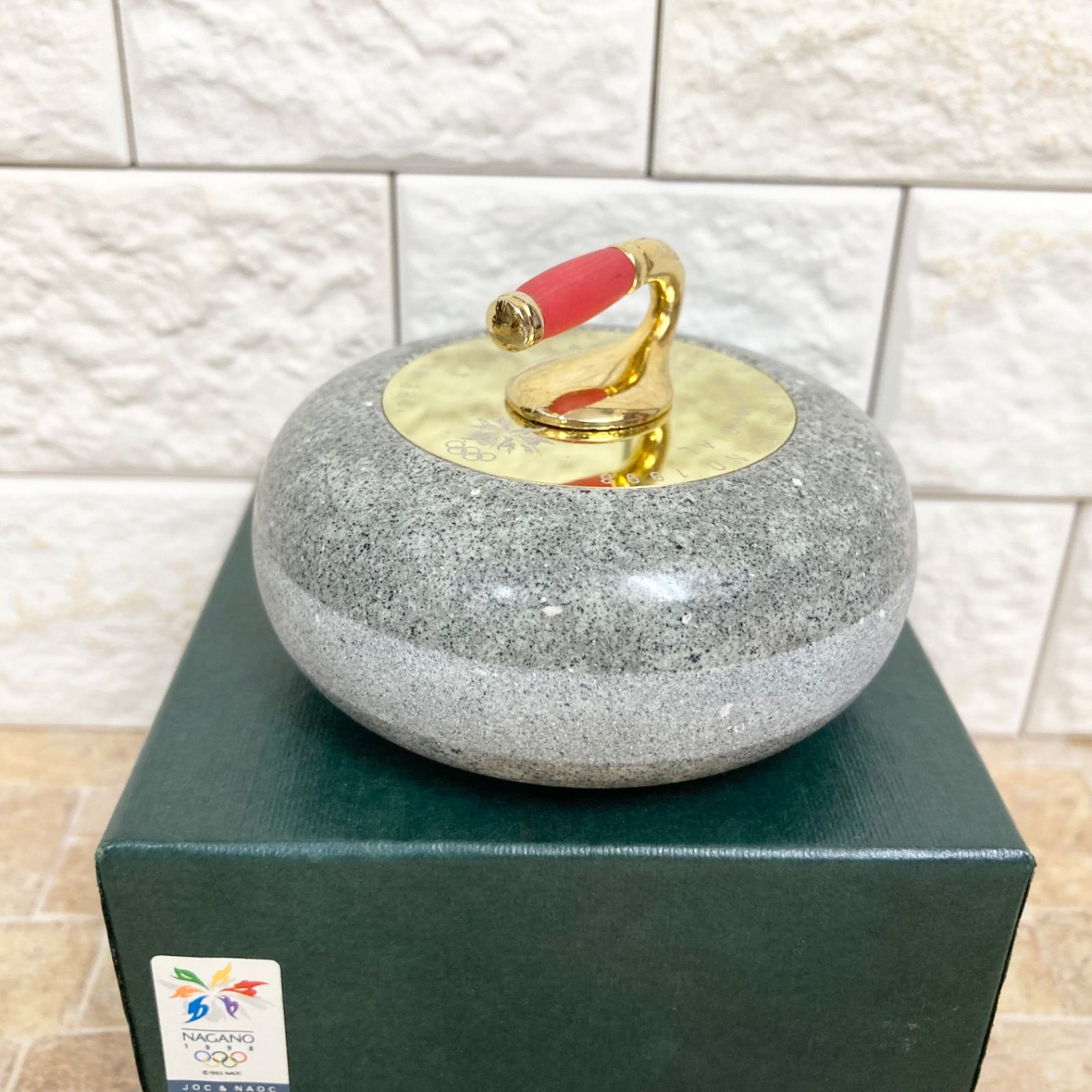 新品超超希少 カーリングストーン 長野オリンピック公式　台紙シリアルナンバー 超希少】長野オリンピック記念品 ミニチュアカーリングストーン 1998