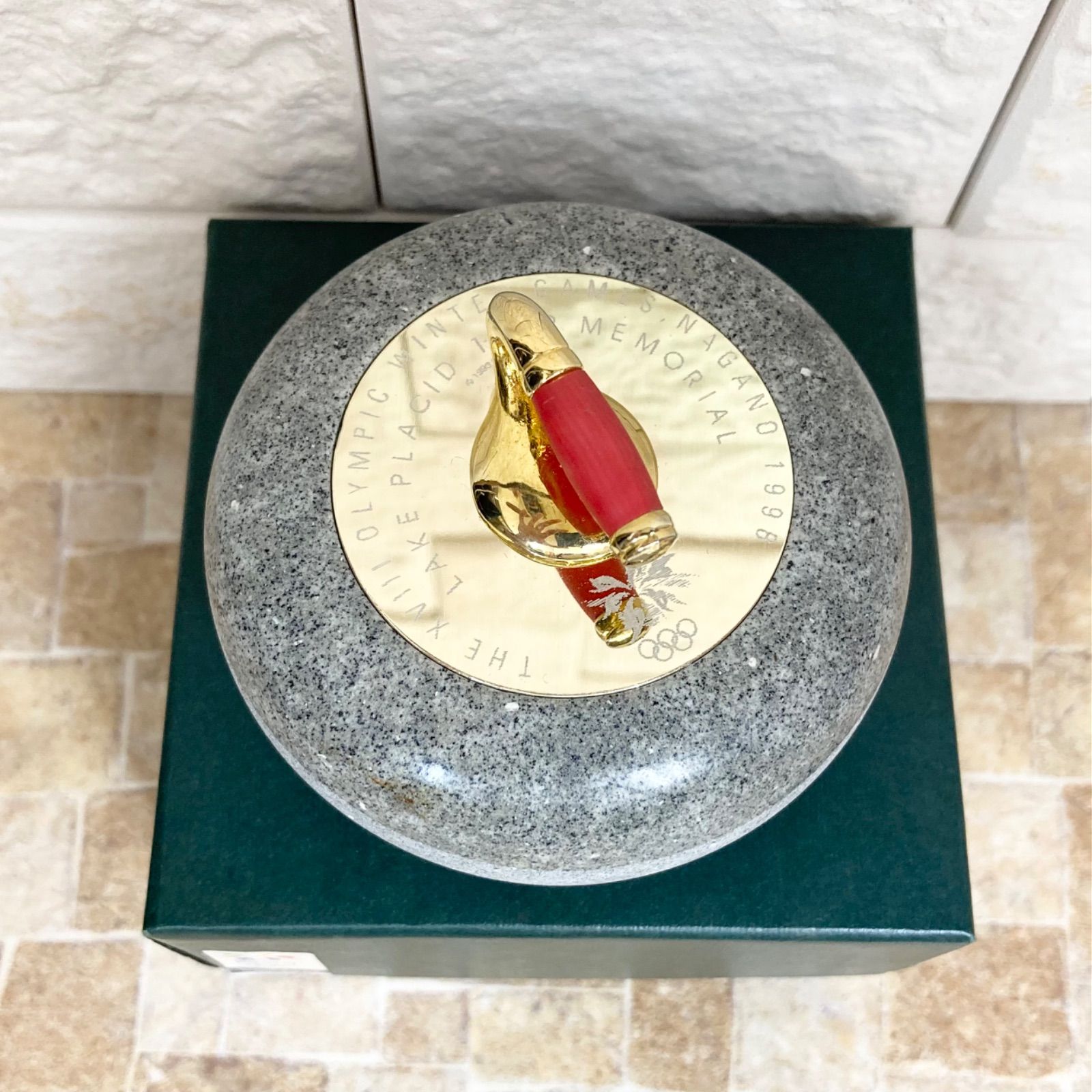 新品超超希少 カーリングストーン 長野オリンピック公式　台紙シリアルナンバー 超希少】長野オリンピック記念品 ミニチュアカーリングストーン 1998