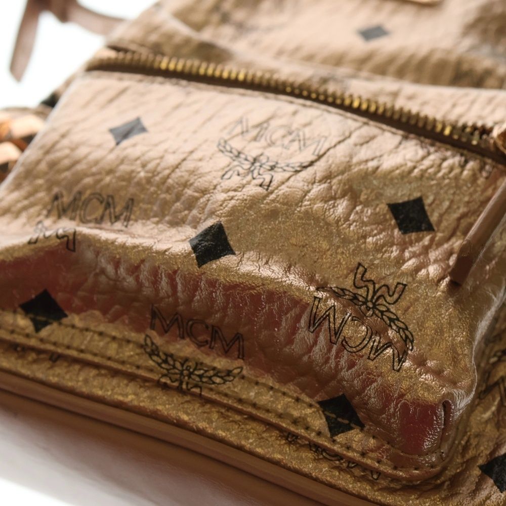 MCM (エム シー エム) ミニリュック スタッズ ヴィセトスロゴプレート