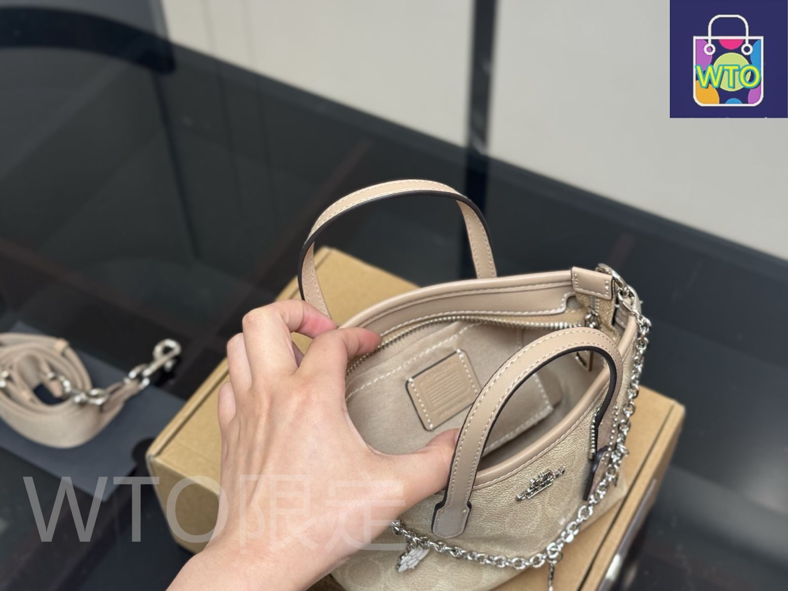 今日特価】Coach コーチ ミニトートバッグ 全面新発売の愛らしい