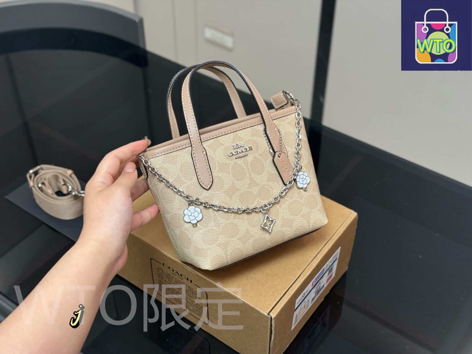 今日特価】Coach コーチ ミニトートバッグ 全面新発売の愛らしい