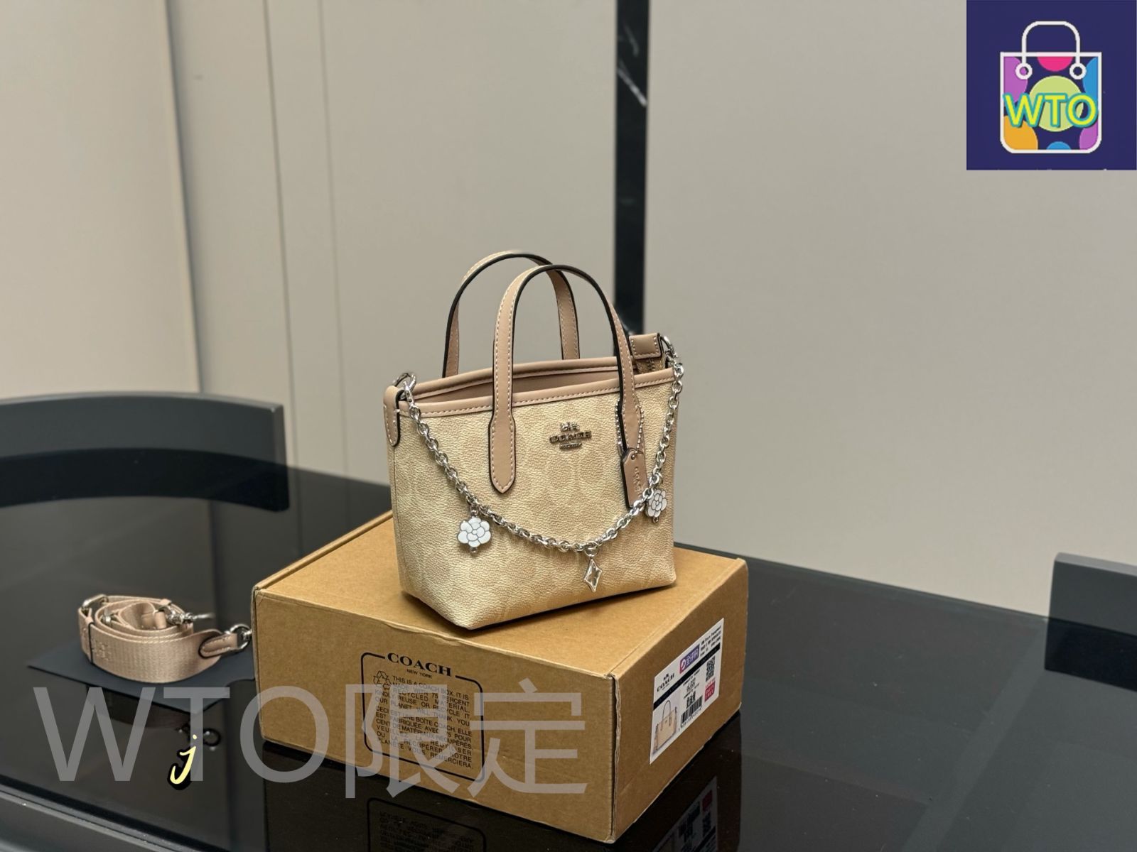 今日特価】Coach コーチ ミニトートバッグ 全面新発売の愛らしい