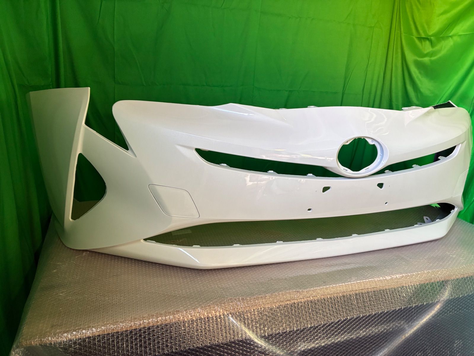 64)50プリウス 社外前期パールホワイト フロントバンパーフェイス 64