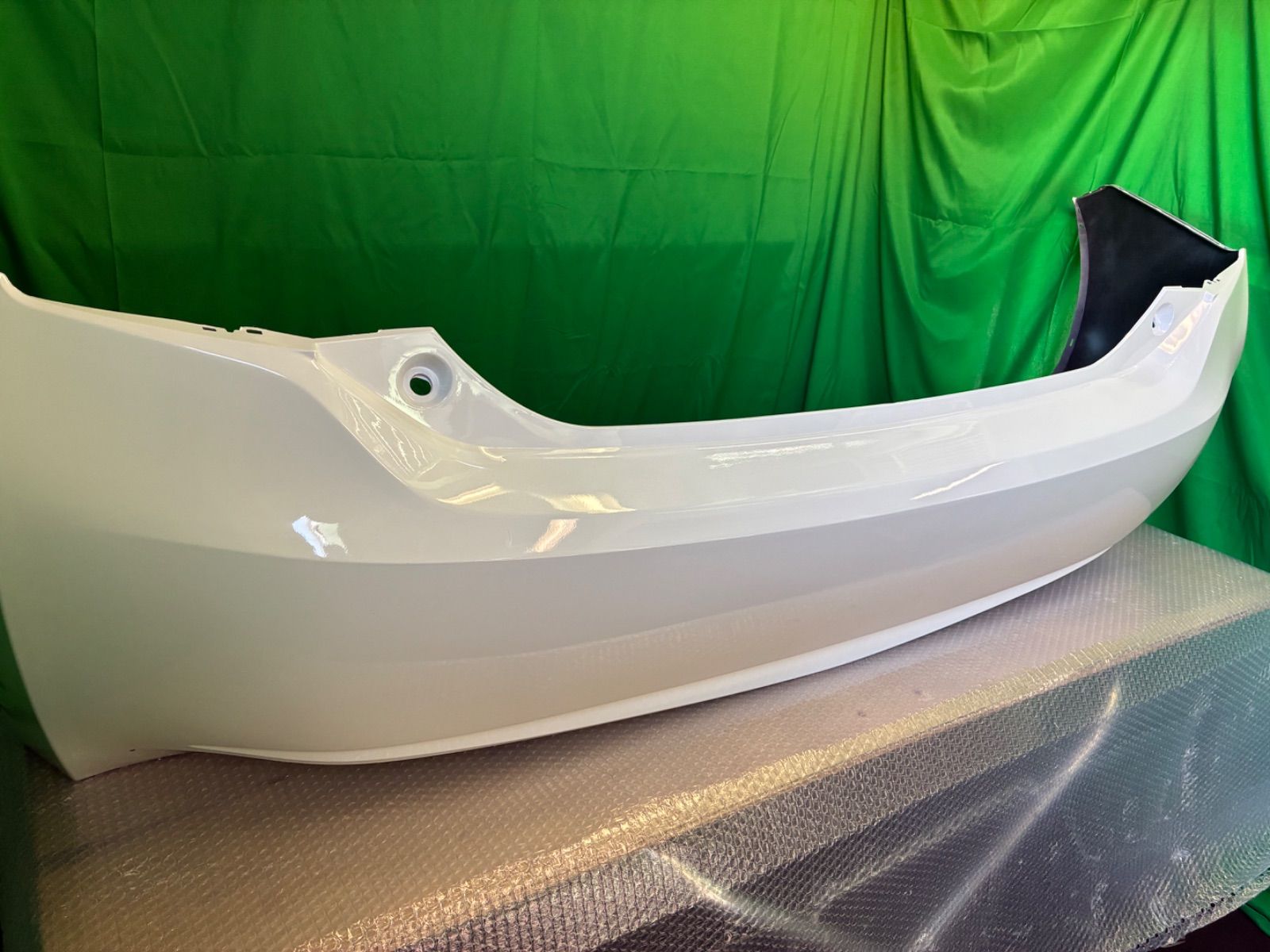 25/30プリウス　社外リアバンパー070 TOYOTA 30系プリウス/30プリウス リアバンパー/ホワイト（070）(訳あり