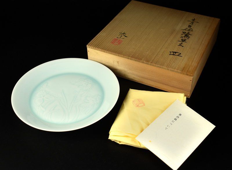 ◆名品 人間国宝 塚本快示 快山窯 青白磁鷺草文皿 共箱・共布付き◆ ◇名品 人間国宝 塚本快示 快山窯 青白磁鷺草文皿 共箱・共布付き
