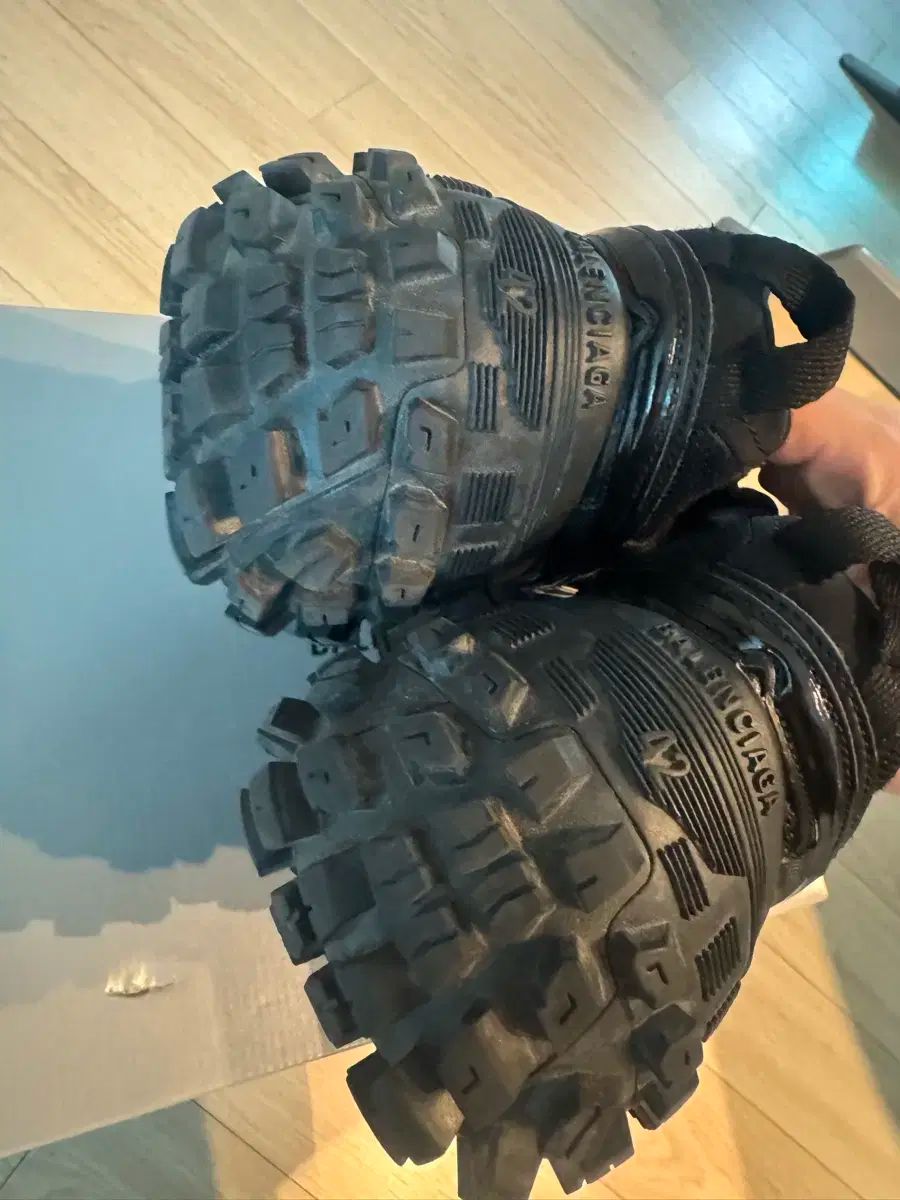 42 バレンシアガ ディフェンダー ブラック - メルカリ