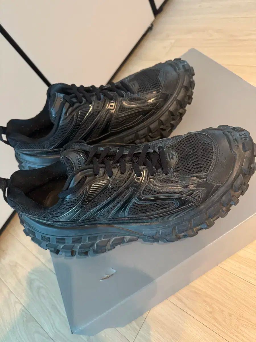 バレンシアガ ディフェンダー 42 BALENCIAGA 銀座店 バレンシアガ ディフェンダー バウンサー ダメージ