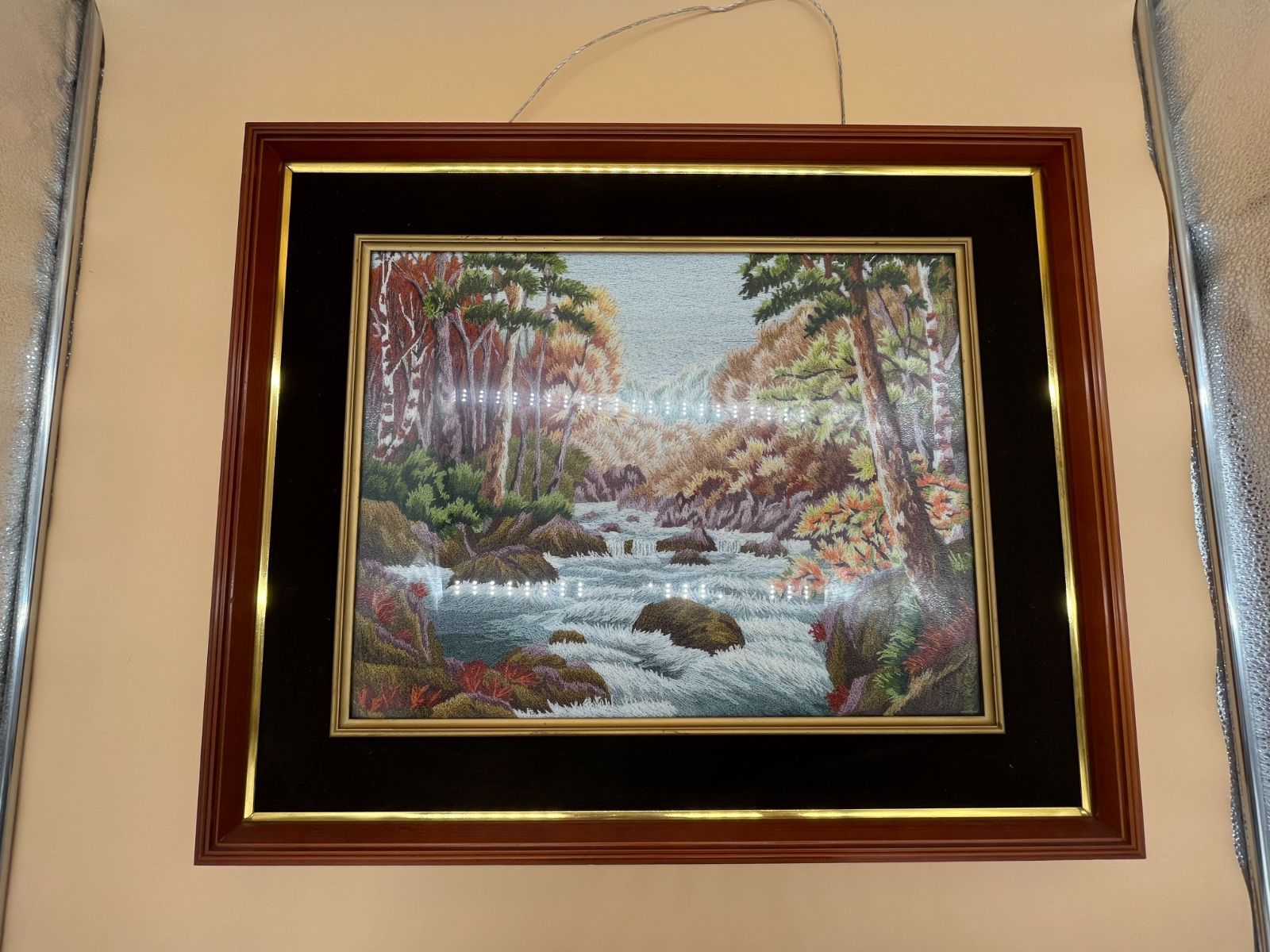 昭和レトロ 刺繍画 刺繍絵 鷹 松 縁起物 絵画 美術 芸術 額縁 額装 飾り 鷹 松 刺繍 絵画 アート 昭和レトロ 影掛け 壁飾り 額縁 額装 額付