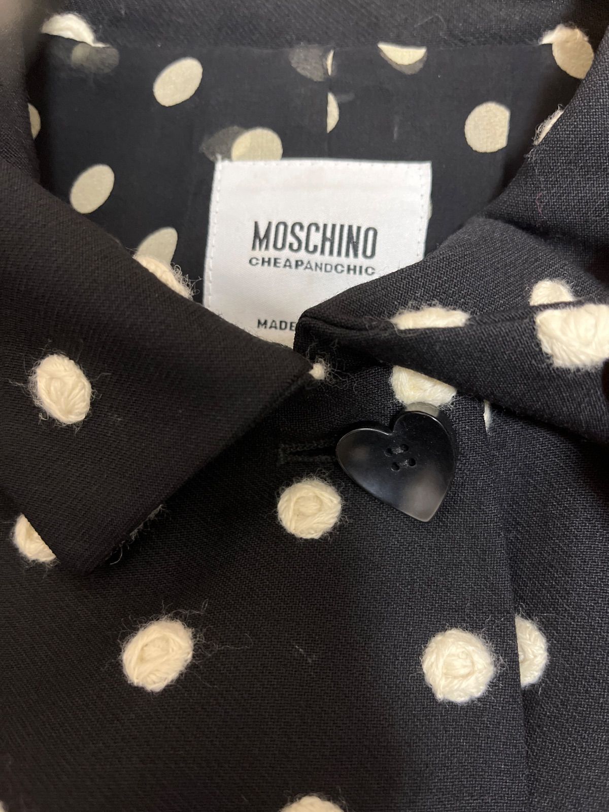 美品✨モスキーノ クロップド ジャケット シェルボタン イタリア製 Sサイズ 黒 美品✨モスキーノ クロップド ジャケット シェルボタン イタリア製 S