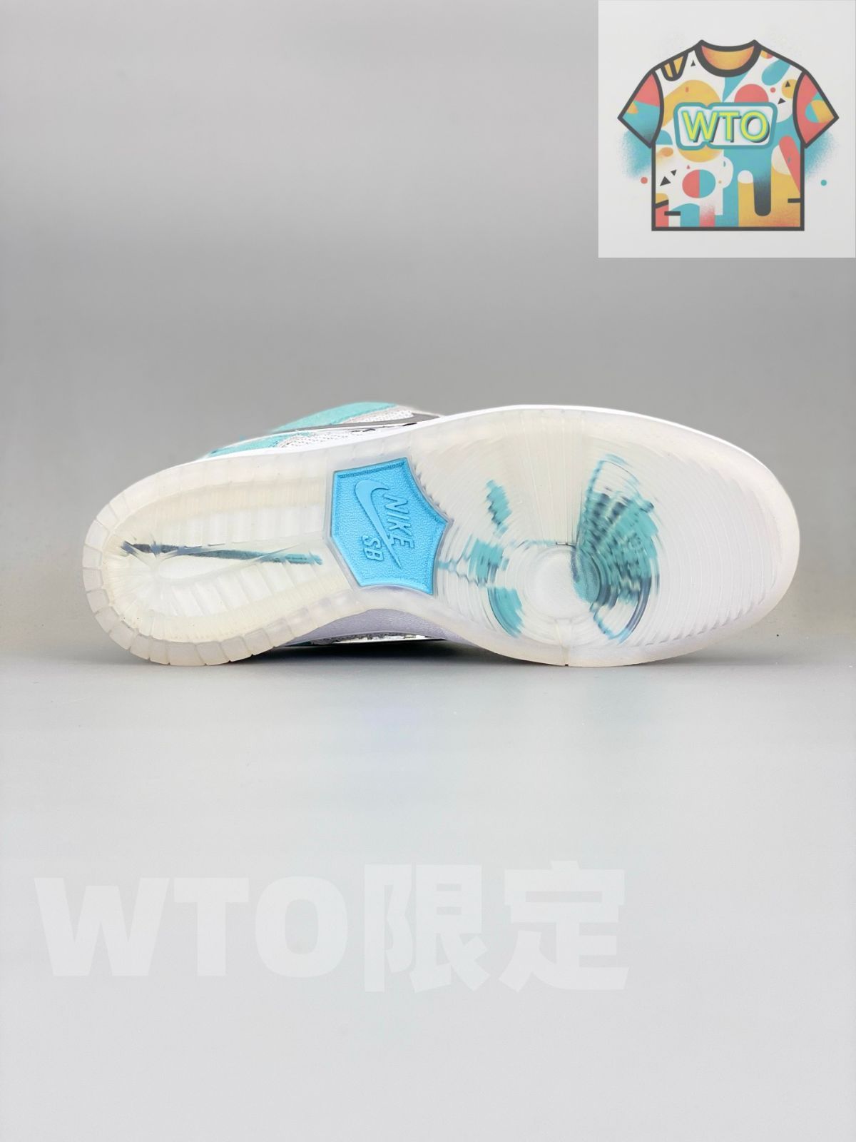 エイプリルスケートボード×ナイキSBダンクロー プロQSホワイトアンドマルチカラ エイプリルスケートボード × ナイキ SB ダンクロー プロ QS 