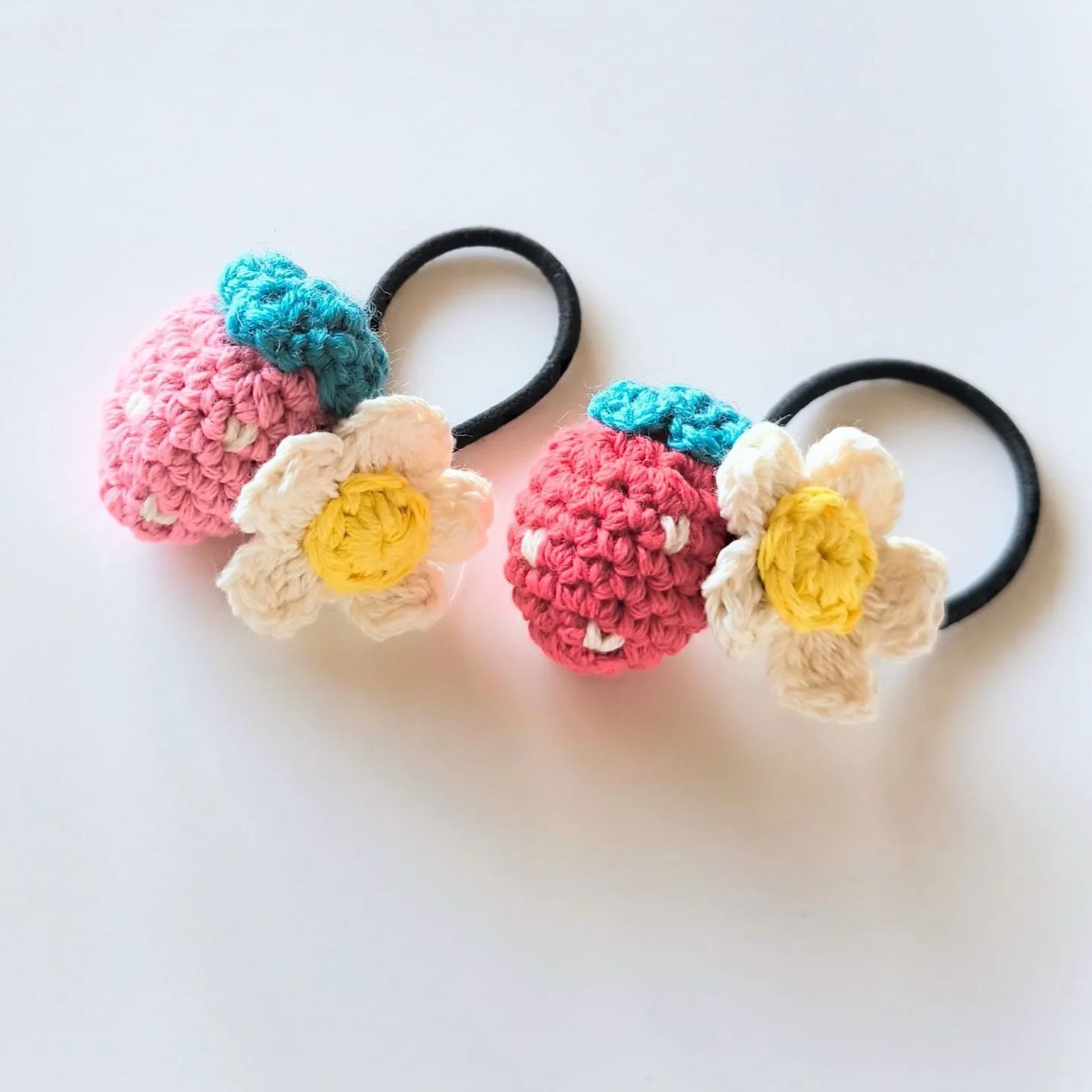 いちご☆あみぐるみヘアゴム 受注制作】あみぐるみ☆イチゴのヘアゴム2個セット／ダブル（ゴム色