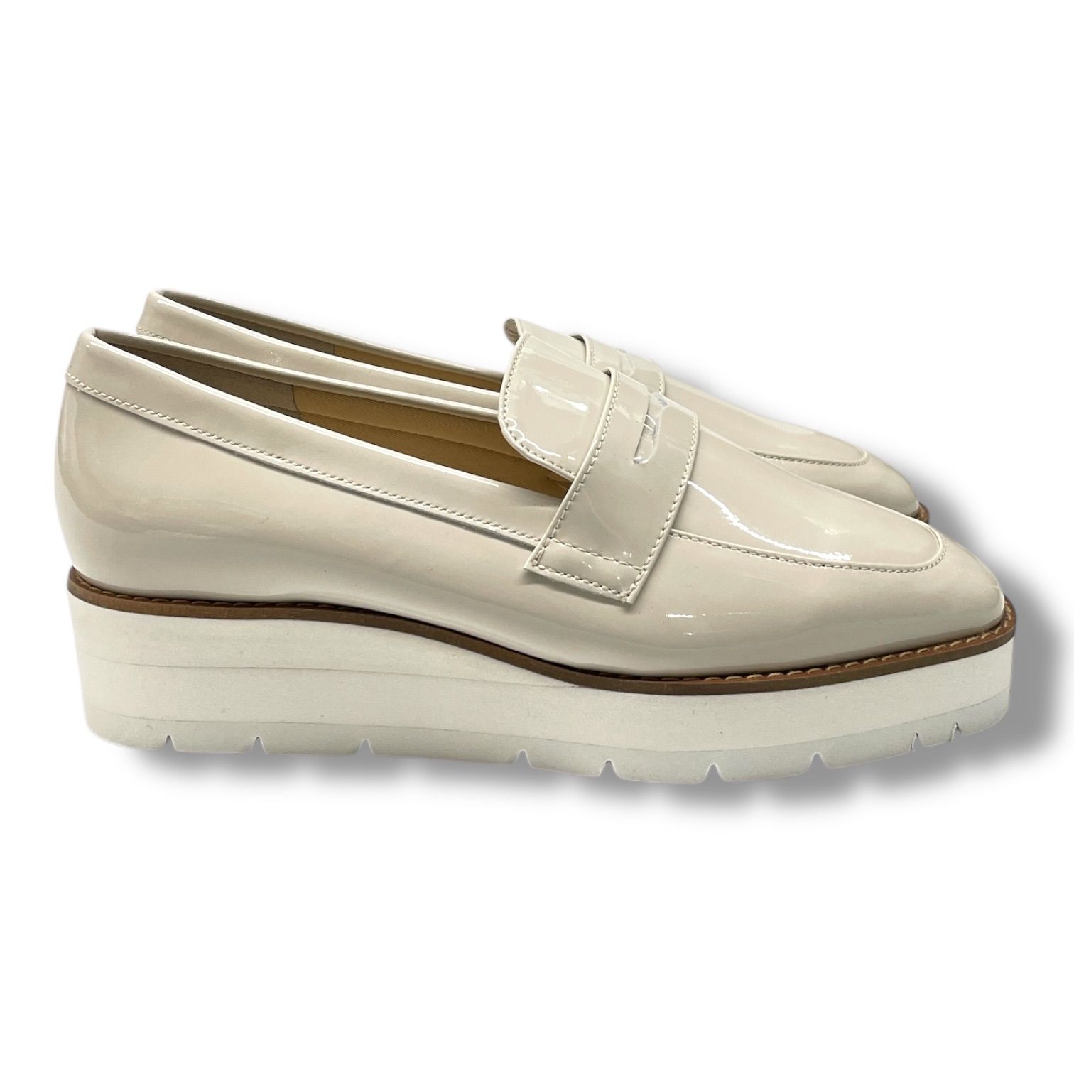 美品 OURHOME アワーホーム エナメルレザーのローファーシューズ