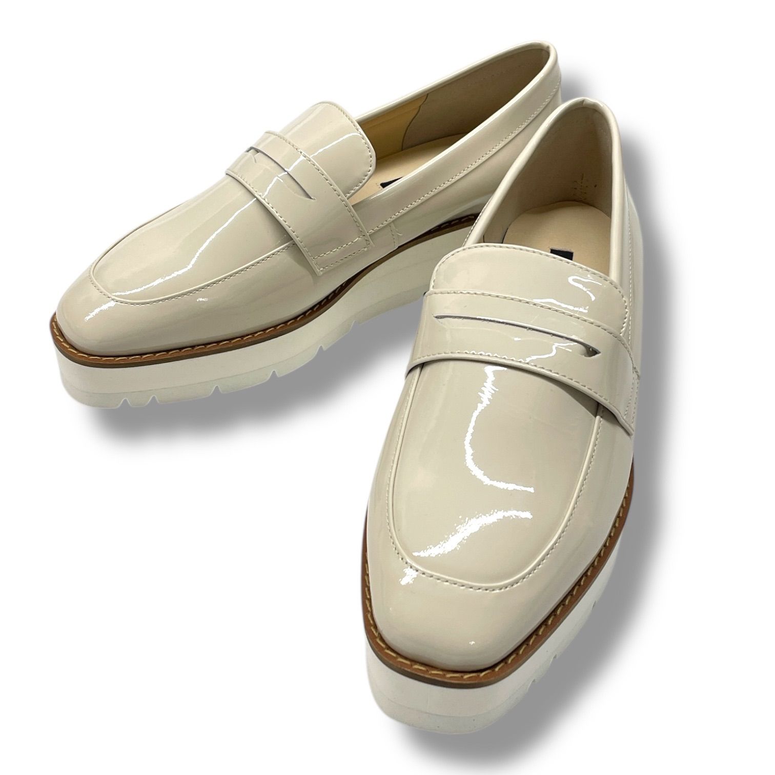 美品 OURHOME アワーホーム エナメルレザーのローファーシューズ