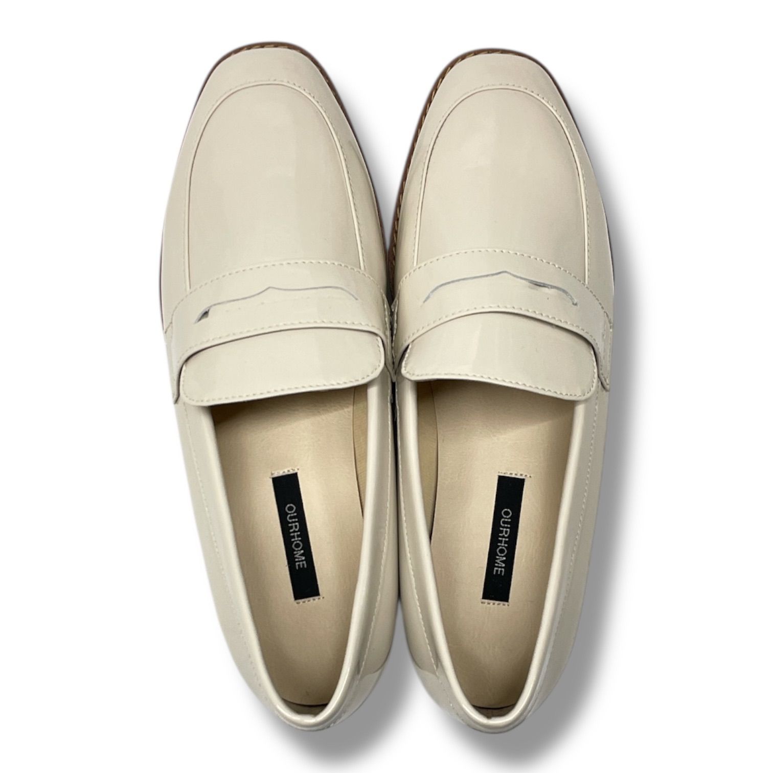 美品 OURHOME アワーホーム エナメルレザーのローファーシューズ