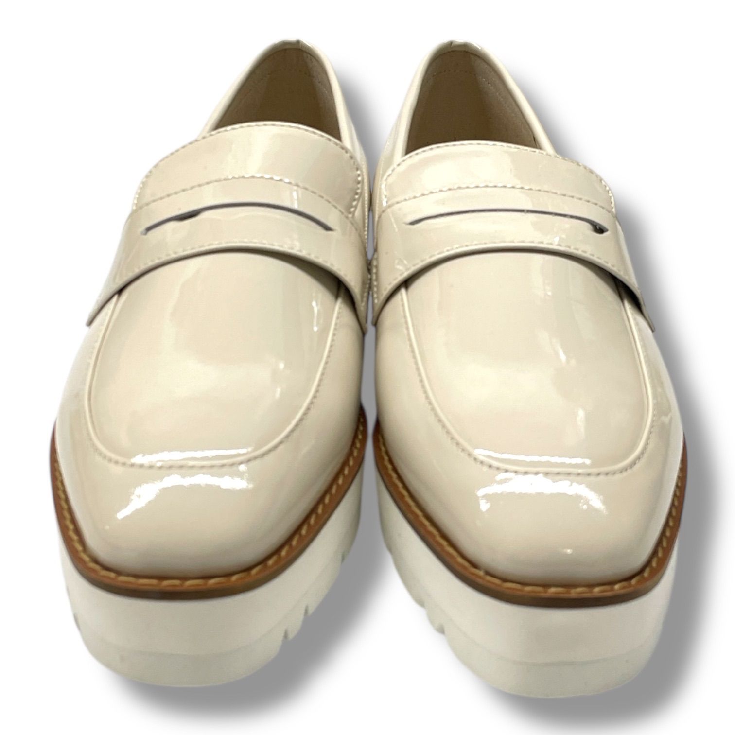 美品 OURHOME アワーホーム エナメルレザーのローファーシューズ