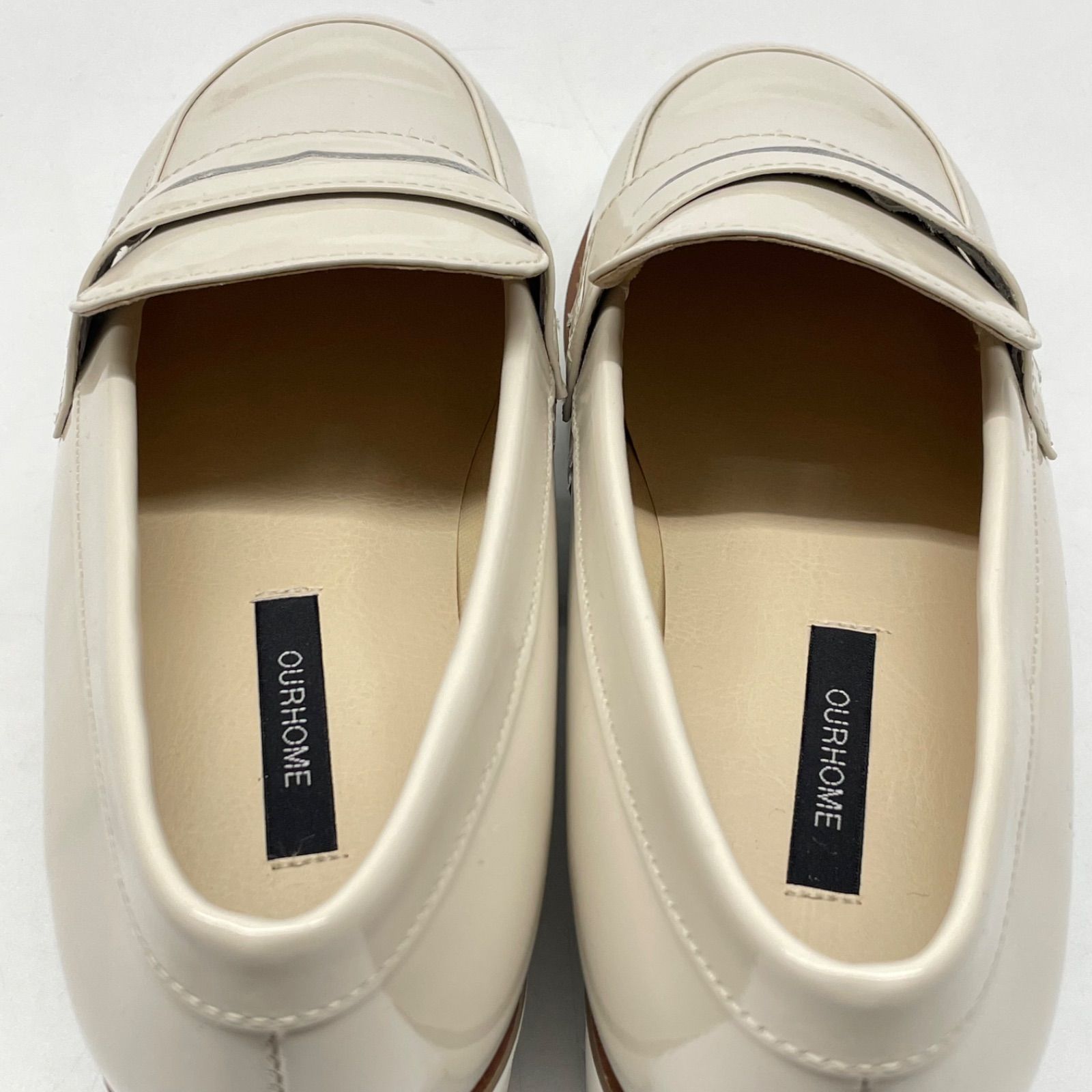 美品 OURHOME アワーホーム エナメルレザーのローファーシューズ