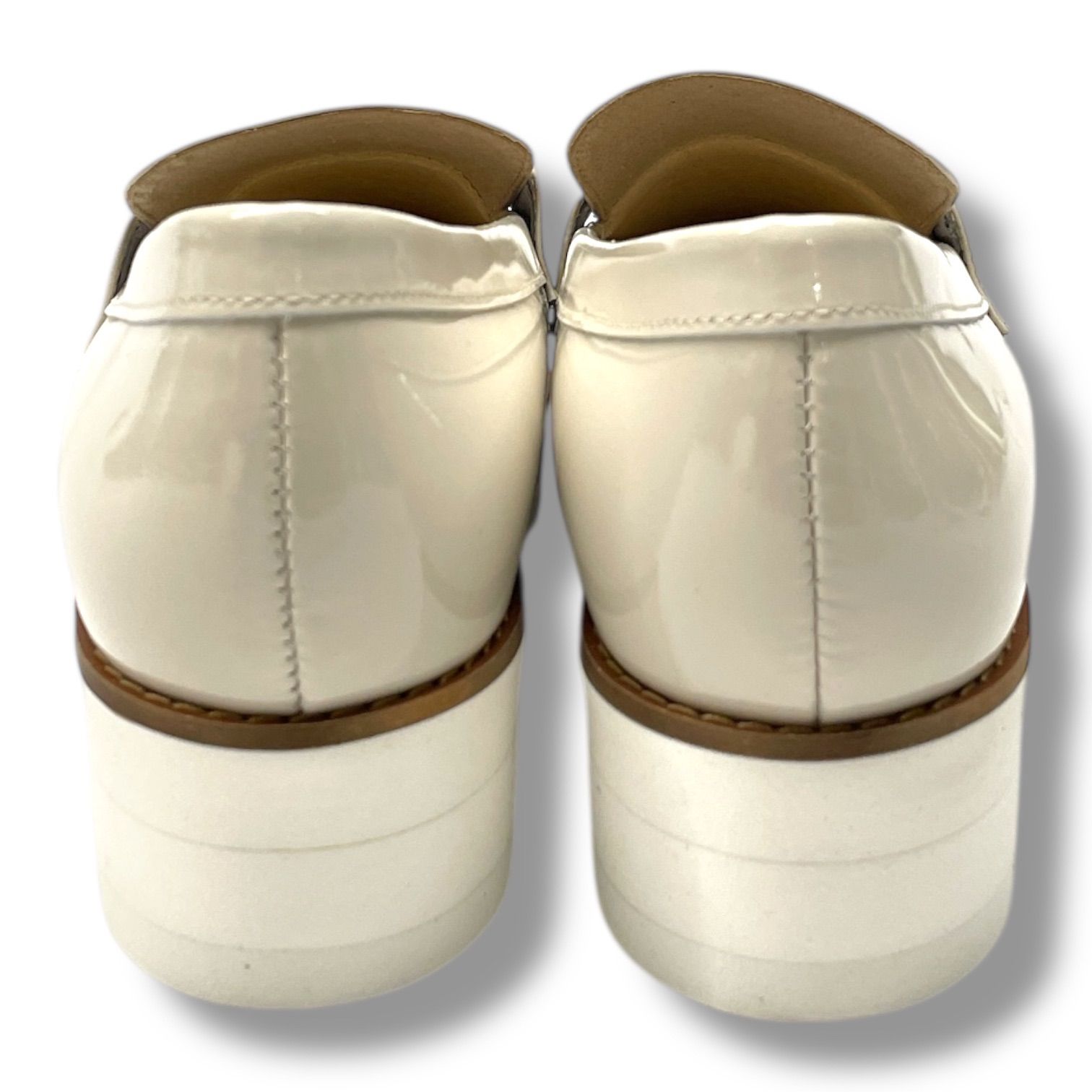 美品 OURHOME アワーホーム エナメルレザーのローファーシューズ