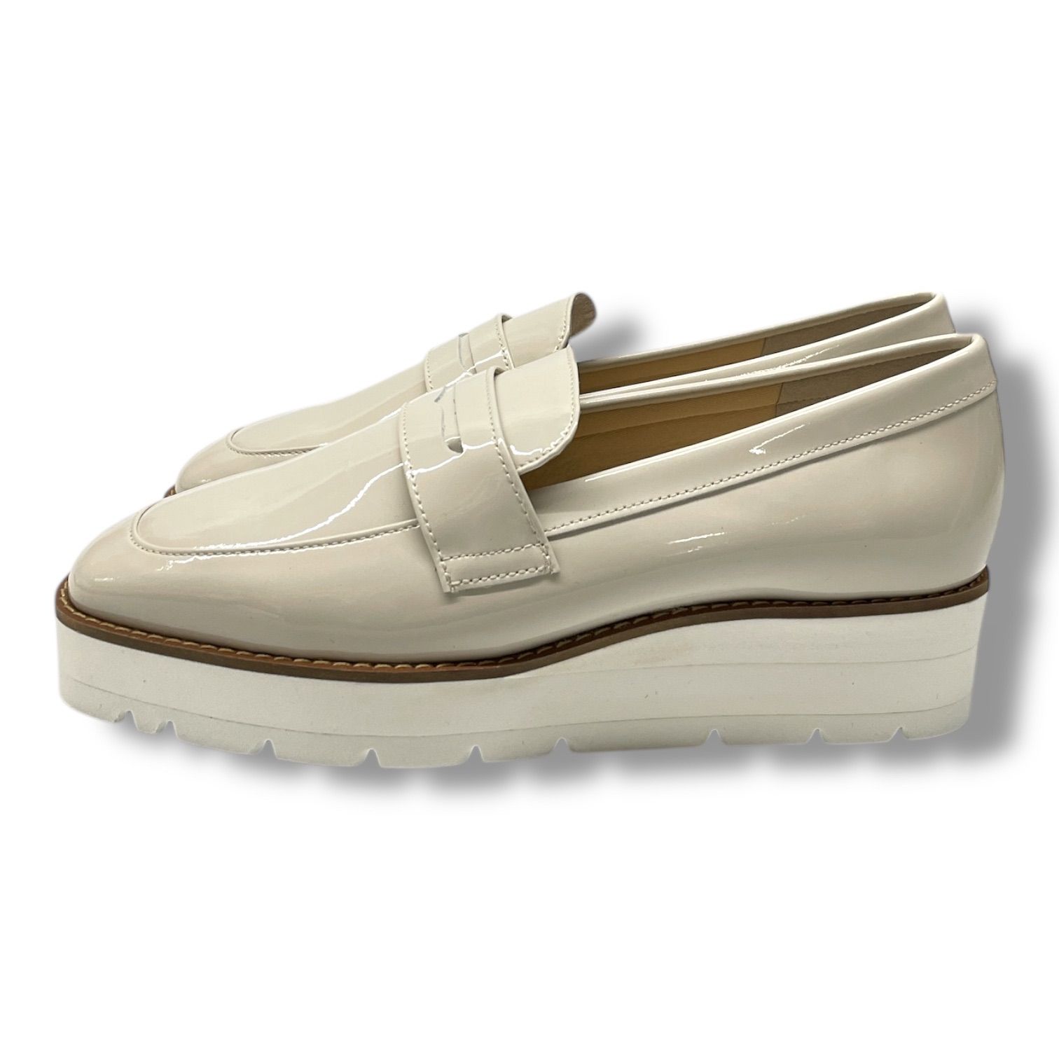 美品 OURHOME アワーホーム エナメルレザーのローファーシューズ