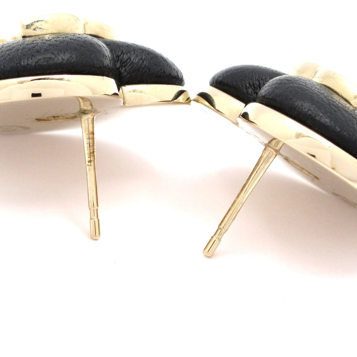 CHANEL(シャネル) ピアス美品 - レザー 黒×ゴールド ハート - メルカリ