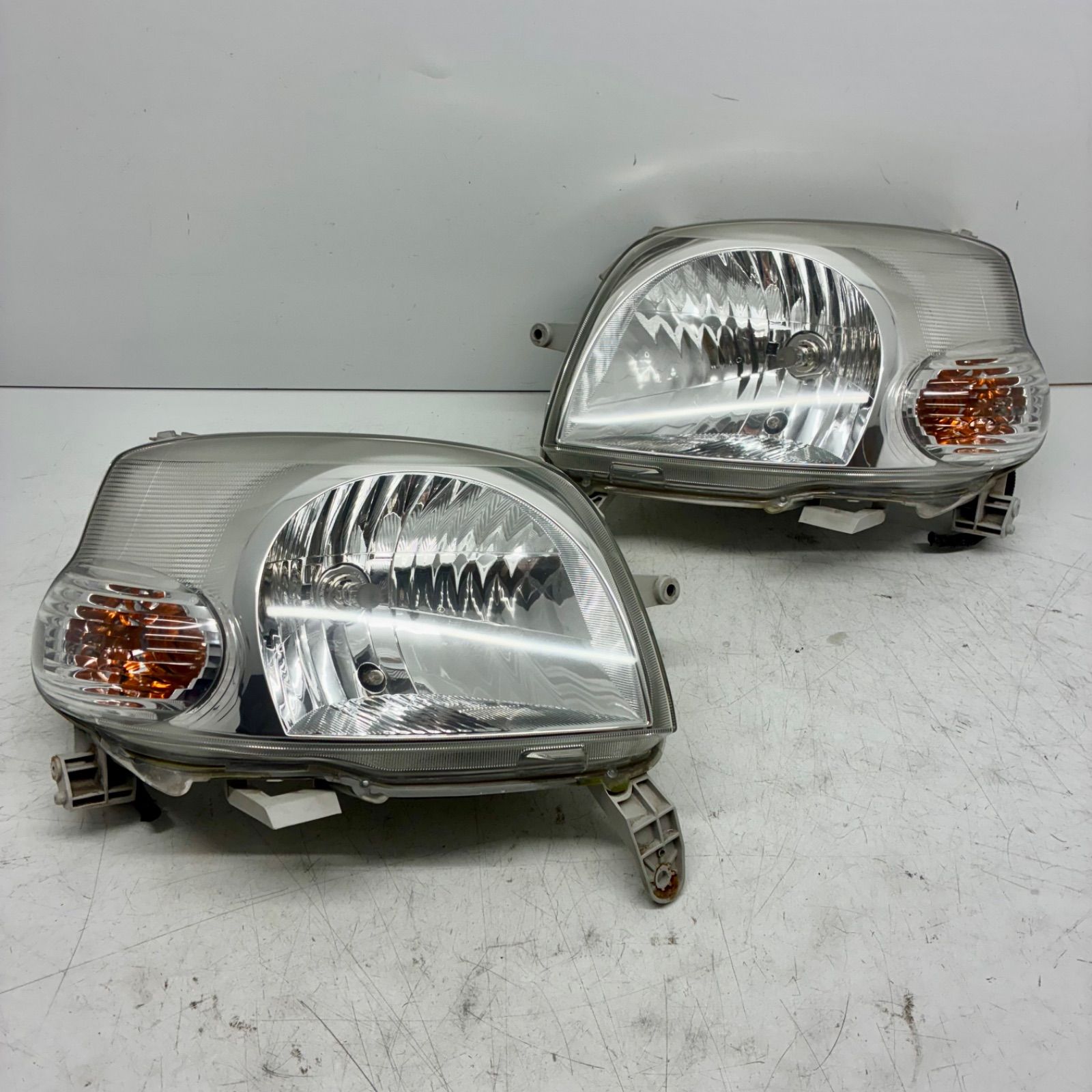 割れ無【コーティング済】ダイハツ L235S L245S エッセ ヘッドライト