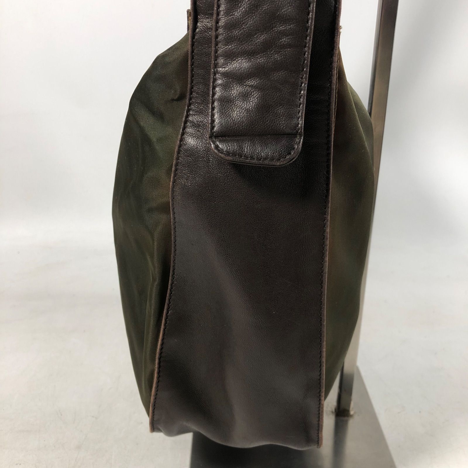 A 1118-10-5 PRADA プラダ ショルダー バッグ メッセンジャー レザー-ナイロン コンビ 三角プレート シルバー