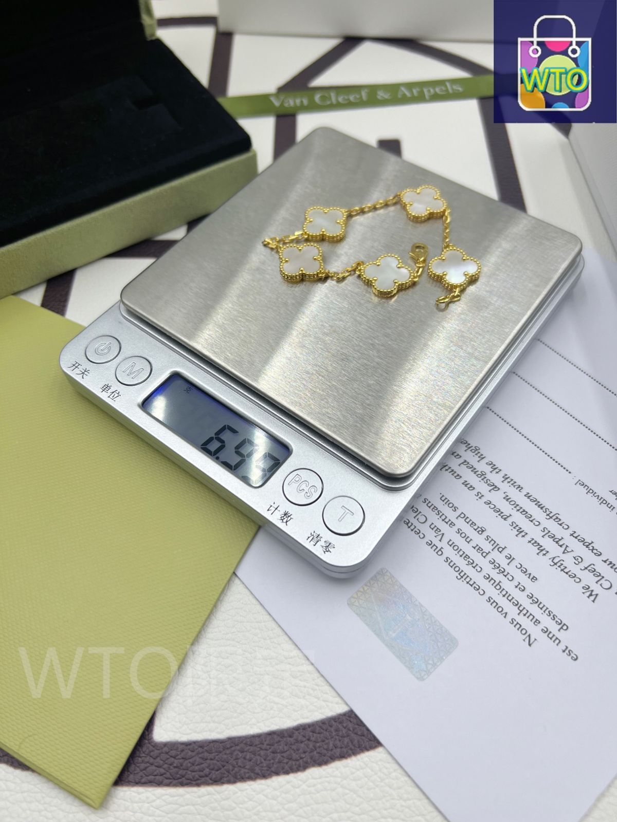 ヴァンクリーフ＆アーペル クローバー型マザーオブパールブレスレット