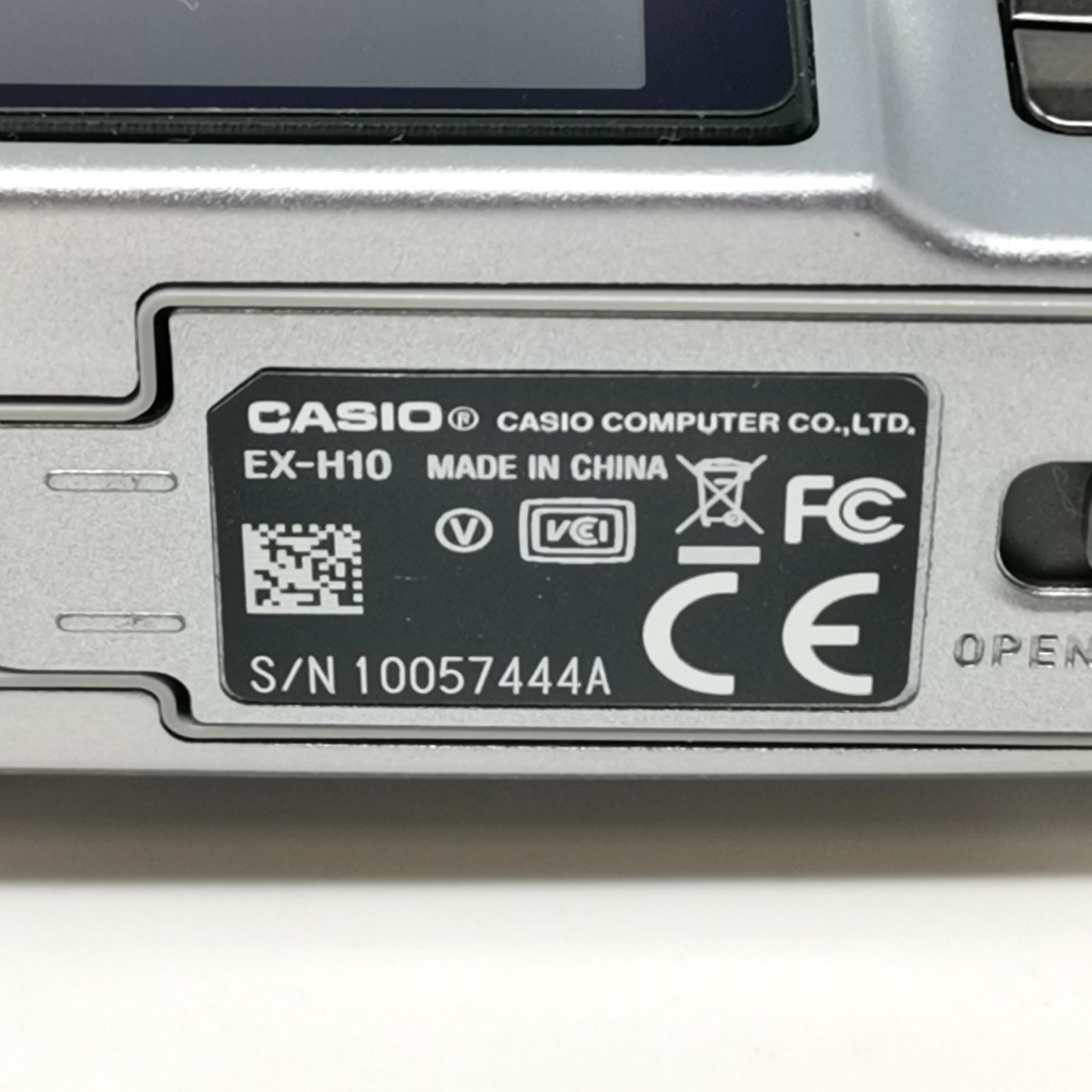 シルバー デジカメ