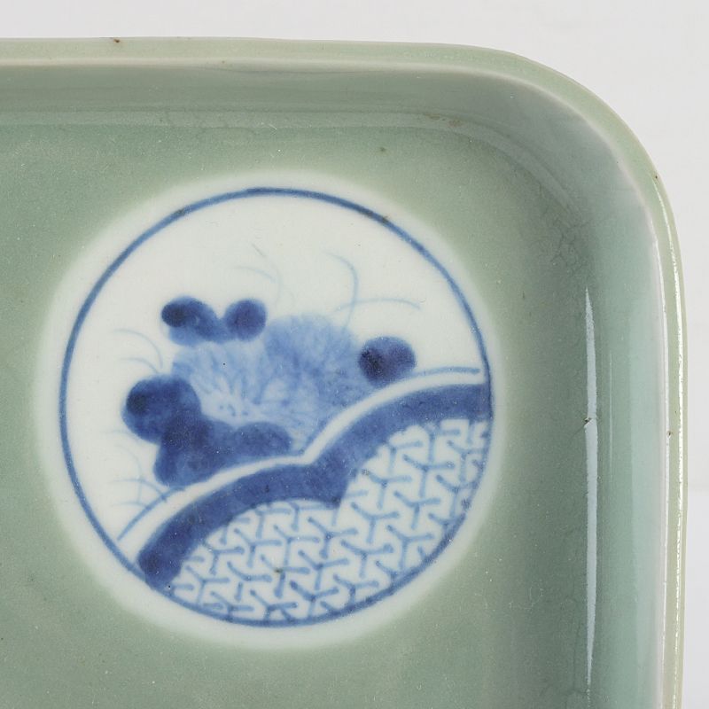 伊万里焼の古い皿 伊万里焼 古伊万里 青磁 染付山水文 角皿 時代箱付 N S329 - メルカリ