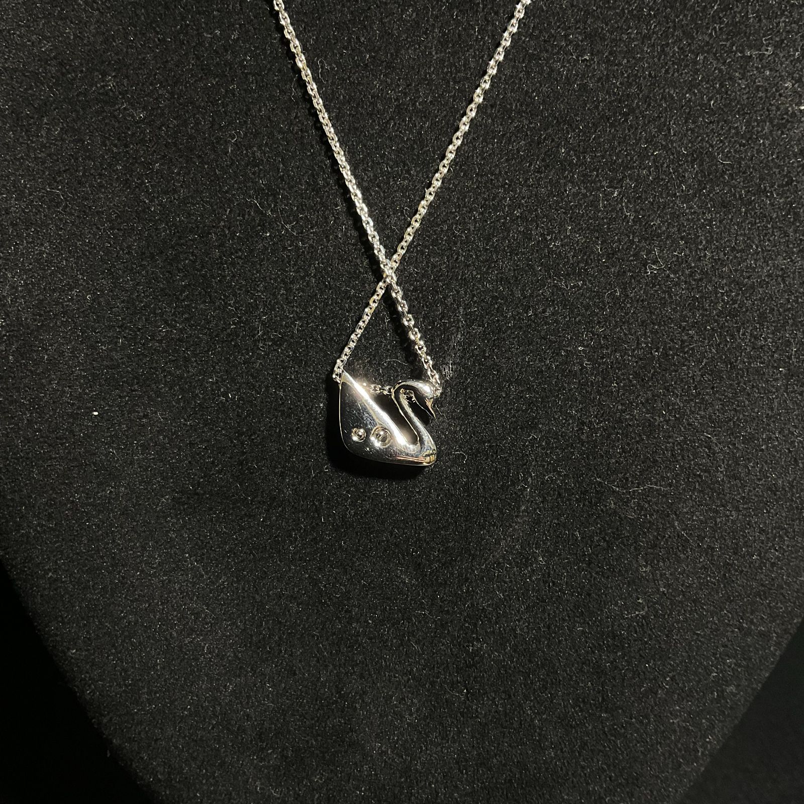 スワロフスキー メッキネックレス 白鳥モチーフ／ラインストーン