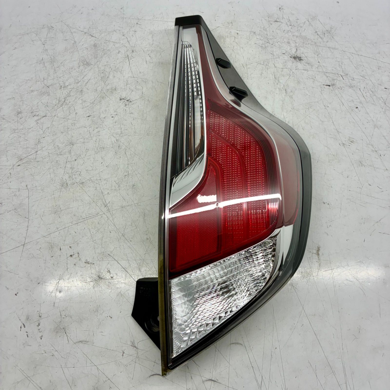 美品【コーティング済】トヨタ NHP10 AQUA アクア 中期 テールライト